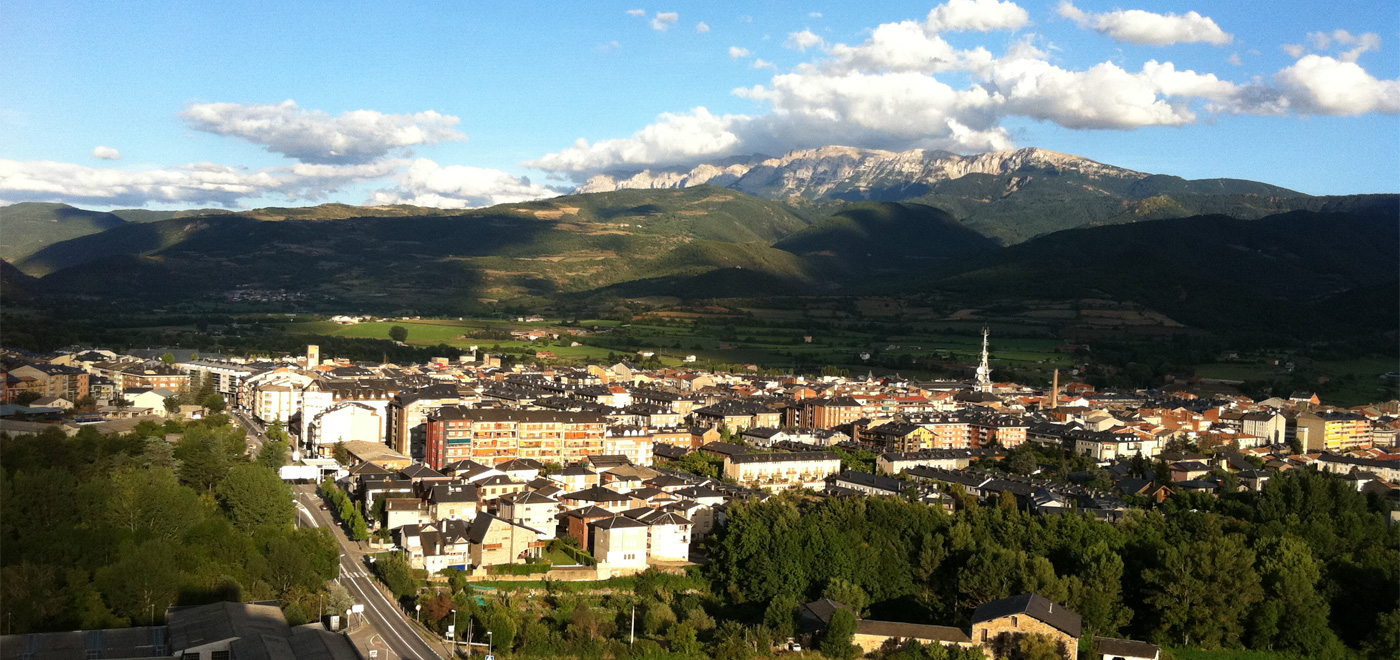 http://immotaga.ad/ EL METRE QUADRAT D'ANDORRA DUPLICA EL PREU DE LA SEU Els treballadors de les immobiliàries de la Seu d’Urgell asseguren que el preu de lloguer a Andorra és de vegades el doble que el del mateix habitatge a la Seu. Lourdes Rodríguez, que treballa a Finques Planes, explica que la mitjana del preu dels pisos i els apartaments que lloguen al municipi lleidatà se situa entre els 400 i els 500 euros, amb preus mínims de poc menys de 300 euros. Aquestes xifres contrasten amb les que solen registrar les immobiliàries andorranes, on és poc habitual trobar habitatges amb un preu inferior als 500 euros, especialment a les parròquies centrals. Xavi Ferrer, de Finques Ferrer, apunta que el preu mitjà del metre quadrat a la Seu d’Urgell és de 7 euros i que fins i tot es poden trobar pisos i apartaments totalment equipats per un preu entre 300 i 400 euros. Aquestes diferències en els preus també afecten els habitatges que estan disponibles per venda, els quals també registren un valor molt inferior als del Principat.