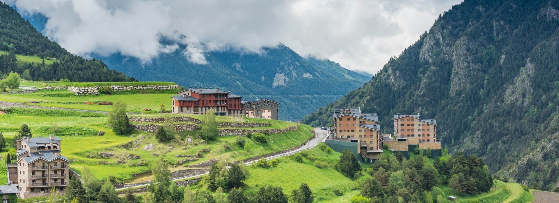 Andorra està situat en el cor de les muntanyes dels Pirineus a unes dues hores dels aeroports de Barcelona i Tolosa i només té 80.000 habitants. Tot i això, aconsegueix atreure més de vuit milions de turistes, dels quals es queden a pernoctar com a mínim una nit més de tres milions. Aquests turistes tenen una bona capacitat de compra, ja que adquireixen més de 2,5 milions de dies d’esquí i 0,4 milions de tiquets a Caldea. Això dibuixa un mercat andorrà d’oportunitats amb molts clients potencials per a qui el sàpiga aprofitar. Històricament, el turisme que visita Andorra ha estat una gran oportunitat per al sector comercial, ja que el pol d’atracció que representava el sector turístic ha estat suficient per posar el client davant dels comerços, i el diferencial impositiu i de preus han fet la resta. Això ha fet que el nostre sector comercial es concentrés més a vendre que a desenvolupar grans estratègies per atreure clients, ja que aquestes estratègies, conscientment o inconscientment, estaven delegades al sector turístic. Amb el pas dels anys, el turista ha canviat els hàbits de consum i ara disposa de molta informació a través d’Internet. La pèrdua del diferencial de preus amb els països veïns ha fet que molts deixin de veure Andorra com un destí de compres. La conseqüència ha estat que el sector comercial ha perdut vendes i empleats. Si el comerç andorrà vol seguir competint ha d’evolucionar i buscar noves propostes aprofitant les noves tecnologies i Internet. Les grans empreses del país ja han iniciat aquest camí, la resta del sector comercial també ho ha de fer. A poc a poc arriben empreses comercials en forma d’inversió estrangera com Xiaomi, Douglas, Cotet, Yves Rocher i Afflelou, entre d’altres. Això ens indica que el mercat andorrà és atractiu, i que si tenim el producte i l’estratègia adequada Andorra també pot ser un bon país per fer business per al sector comercial. *Vladimir Fernàndez Armengol, Soci de Crowe
