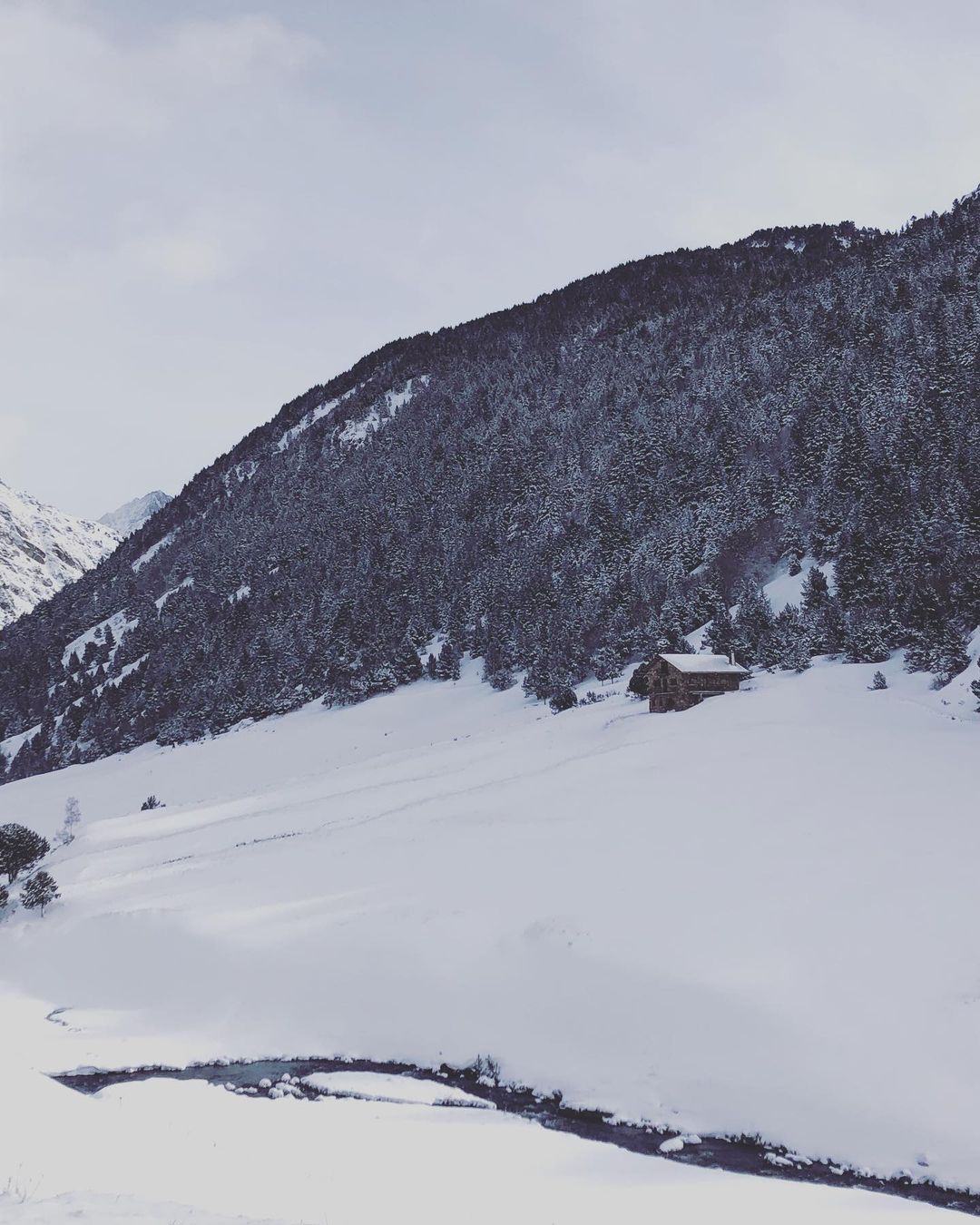 El país conocido por la nieve y por sus montañas ofrece trabajos de temporada sin visas previas y con requisitos básicos. Una experiencia para combinar placer y trabajo. Cada vez son más los argentinos, sobre todo jóvenes, que deciden ir a trabajar al exterior. Cualquiera sea la razón de esa decisión, todas son válidas para elegir Andorra, el país de la nieve y la montaña.