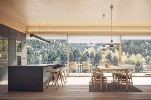 Com a casa enlloc! INTRODUCCIÓ Perquè llocs on viure n’hi ha de moltes maneres -alguns fins i tot molt bonics- però allò que reconeixem realment com a casa nostra, és realment difícil de trobar: Un lloc on podem ser nosaltres mateixos, on ens sentim segurs, on volem tornar cada nit. I això és el que hem preparat per a tu: un espai per fer teu, que puguis sentis com a propi, que et vingui de gust compartir amb qui estimes i que s’adapti a les teves necessitats i manera de viure. I tot plegat, en un entorn únic, envoltat de natura, amb una construcció moderna i segura i seguint els més exigents paràmetres de sostenibilitat, amb totes les comoditats i els millors acabats. Els darrers mesos hem estat treballant de valent per no deixar cap detall a l’atzar, perquè volem que en traspassar la porta sentis que, finalment, has arribat a casa. Et convidem a descobrir-ho. LOCALITZACIÓ La localitat de Pal és ben a prop del cel. Envoltada d’un aire net i revitalitzant, et permet enlairar-te per sobre del soroll de la ciutat i de les presses. Pal és un dels pobles romànics més ben conservats d’Andorra. Des de l’any 1998 forma part d’un pla especial de protecció de l’arquitectura tradicional, el que li atorga un caràcter autèntic i genuí. Pal és un llogarret de la parròquia de la Massana -una de les set parròquies del país- i està ubicat en un contrafort de cara al migdia, al costat del riu de Pal a 1.551 m altitud. L’any 2021 tenia 249 habitants. És un poble residencial molt tranquil, ja que la carretera no travessa els seus carrers, sinó que en queda al marge, la qual cosa li dona un plus de silenci i seguretat. És l’últim poble de la CG-4 (Carretera General) abans d’arribar a l’estació de Vallnord: un centre d’esquí d’alt nivell a l’hivern, i un destí de luxe a l’estiu pels amants de la bicicleta de muntanya.                                                Pal és un poble romànic tranquil i segur, amb sol tot el dia. PROMOCIÓ Pal 1550 Village Ressort compta amb 14 parcel·les, amb una superfície global de 17.181,38 m². Pal 1550 Village Ressort disposa de 100 habitatges de diverses tipologies i formats, per tal d’adaptar-se a cada necessitat. XALETS Habitatges de 4-5 habitacions i 4-5 banys. Superfície variable en la planta accés a nivell de carrer d’uns 200 m². Superfície construïda d’habitatge en plantes baixa, 1 i sota coberta de 330 m² en conjunt. Superfície terrasses exteriors: 147 m². A la planta a cota de carrer es projecta el vestíbul d’accés, un gran aparcament per 5-6 vehicles i espais de magatzem i instal·lacions tècniques. XALETS ADOSSATS Habitatges amb 4 habitacions i 4 banys. Superfície construïda variable Superfície planta accés a nivell de carrer d’uns 140 m². A peu de carrer es projecta el vestíbul d’accés, un aparcament per a 3-4 vehicles i espais de magatzem i instal·lacions tècniques. Superfície construïda d’habitatge en plantes baixa, 1 i sota coberta, 240 m² en conjunt. Superfície terrasses exteriors: 87 m². HOMES Habitatges d’1 a 5 dormitoris. Disseny modern. Grans finestres amb vistes i il·luminació natural. Totes les unitats disposen de terrassa amb orientació sud i vistes. Aparcament i traster per a cada habitatge. L’equip de desenvolupament de Pal 1550 Village Ressort està integrat per professionals amb més de 30 anys d’experiència en projectes i construcció de tota classe d’habitatges i equipaments. L’execució va a càrrec d’empreses capdavanteres amb experiència i qualitat contrastada. Crèdit Andorrà col·labora en el finançament de l’execució de les diferents unitats. Contacta amb nosaltres: +376 361 550 Com a casa enlloc! INTRODUCCIÓ Perquè llocs on viure n’hi ha de moltes maneres -alguns fins i tot molt bonics- però allò que reconeixem realment com a casa nostra, és realment difícil de trobar: Un lloc on podem ser nosaltres mateixos, on ens sentim segurs, on volem tornar cada nit. I això és el que hem preparat per a tu: un espai per fer teu, que puguis sentis com a propi, que et vingui de gust compartir amb qui estimes i que s’adapti a les teves necessitats i manera de viure. I tot plegat, en un entorn únic, envoltat de natura, amb una construcció moderna i segura i seguint els més exigents paràmetres de sostenibilitat, amb totes les comoditats i els millors acabats. Els darrers mesos hem estat treballant de valent per no deixar cap detall a l’atzar, perquè volem que en traspassar la porta sentis que, finalment, has arribat a casa. Et convidem a descobrir-ho. LOCALITZACIÓ La localitat de Pal és ben a prop del cel. Envoltada d’un aire net i revitalitzant, et permet enlairar-te per sobre del soroll de la ciutat i de les presses. Pal és un dels pobles romànics més ben conservats d’Andorra. Des de l’any 1998 forma part d’un pla especial de protecció de l’arquitectura tradicional, el que li atorga un caràcter autèntic i genuí. Pal és un llogarret de la parròquia de la Massana -una de les set parròquies del país- i està ubicat en un contrafort de cara al migdia, al costat del riu de Pal a 1.551 m altitud. L’any 2021 tenia 249 habitants. És un poble residencial molt tranquil, ja que la carretera no travessa els seus carrers, sinó que en queda al marge, la qual cosa li dona un plus de silenci i seguretat. És l’últim poble de la CG-4 (Carretera General) abans d’arribar a l’estació de Vallnord: un centre d’esquí d’alt nivell a l’hivern, i un destí de luxe a l’estiu pels amants de la bicicleta de muntanya.                                                Pal és un poble romànic tranquil i segur, amb sol tot el dia. PROMOCIÓ Pal 1550 Village Ressort compta amb 14 parcel·les, amb una superfície global de 17.181,38 m². Pal 1550 Village Ressort disposa de 100 habitatges de diverses tipologies i formats, per tal d’adaptar-se a cada necessitat. XALETS Habitatges de 4-5 habitacions i 4-5 banys. Superfície variable en la planta accés a nivell de carrer d’uns 200 m². Superfície construïda d’habitatge en plantes baixa, 1 i sota coberta de 330 m² en conjunt. Superfície terrasses exteriors: 147 m². A la planta a cota de carrer es projecta el vestíbul d’accés, un gran aparcament per 5-6 vehicles i espais de magatzem i instal·lacions tècniques. XALETS ADOSSATS Habitatges amb 4 habitacions i 4 banys. Superfície construïda variable Superfície planta accés a nivell de carrer d’uns 140 m². A peu de carrer es projecta el vestíbul d’accés, un aparcament per a 3-4 vehicles i espais de magatzem i instal·lacions tècniques. Superfície construïda d’habitatge en plantes baixa, 1 i sota coberta, 240 m² en conjunt. Superfície terrasses exteriors: 87 m². HOMES Habitatges d’1 a 5 dormitoris. Disseny modern. Grans finestres amb vistes i il·luminació natural. Totes les unitats disposen de terrassa amb orientació sud i vistes. Aparcament i traster per a cada habitatge. L’equip de desenvolupament de Pal 1550 Village Ressort està integrat per professionals amb més de 30 anys d’experiència en projectes i construcció de tota classe d’habitatges i equipaments. L’execució va a càrrec d’empreses capdavanteres amb experiència i qualitat contrastada. Crèdit Andorrà col·labora en el finançament de l’execució de les diferents unitats. Contacta amb nosaltres: +376 361 550