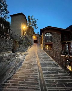 Una promotora compra el Prat Gran d'Ordino per construir-hi xalets. Com a casa enlloc! INTRODUCCIÓ Perquè llocs on viure n’hi ha de moltes maneres -alguns fins i tot molt bonics- però allò que reconeixem realment com a casa nostra, és realment difícil de trobar: Un lloc on podem ser nosaltres mateixos, on ens sentim segurs, on volem tornar cada nit. I això és el que hem preparat per a tu: un espai per fer teu, que puguis sentis com a propi, que et vingui de gust compartir amb qui estimes i que s’adapti a les teves necessitats i manera de viure. I tot plegat, en un entorn únic, envoltat de natura, amb una construcció moderna i segura i seguint els més exigents paràmetres de sostenibilitat, amb totes les comoditats i els millors acabats. Els darrers mesos hem estat treballant de valent per no deixar cap detall a l’atzar, perquè volem que en traspassar la porta sentis que, finalment, has arribat a casa. Et convidem a descobrir-ho. LOCALITZACIÓ La localitat de Pal és ben a prop del cel. Envoltada d’un aire net i revitalitzant, et permet enlairar-te per sobre del soroll de la ciutat i de les presses. Pal és un dels pobles romànics més ben conservats d’Andorra. Des de l’any 1998 forma part d’un pla especial de protecció de l’arquitectura tradicional, el que li atorga un caràcter autèntic i genuí. Pal és un llogarret de la parròquia de la Massana -una de les set parròquies del país- i està ubicat en un contrafort de cara al migdia, al costat del riu de Pal a 1.551 m altitud. L’any 2021 tenia 249 habitants. És un poble residencial molt tranquil, ja que la carretera no travessa els seus carrers, sinó que en queda al marge, la qual cosa li dona un plus de silenci i seguretat. És l’últim poble de la CG-4 (Carretera General) abans d’arribar a l’estació de Vallnord: un centre d’esquí d’alt nivell a l’hivern, i un destí de luxe a l’estiu pels amants de la bicicleta de muntanya. Pal és un poble romànic tranquil i segur, amb sol tot el dia. PROMOCIÓ Pal 1550 Village Ressort compta amb 14 parcel·les, amb una superfície global de 17.181,38 m². Pal 1550 Village Ressort disposa de 100 habitatges de diverses tipologies i formats, per tal d’adaptar-se a cada necessitat. XALETS Habitatges de 4-5 habitacions i 4-5 banys. Superfície variable en la planta accés a nivell de carrer d’uns 200 m². Superfície construïda d’habitatge en plantes baixa, 1 i sota coberta de 330 m² en conjunt. Superfície terrasses exteriors: 147 m². A la planta a cota de carrer es projecta el vestíbul d’accés, un gran aparcament per 5-6 vehicles i espais de magatzem i instal·lacions tècniques. XALETS ADOSSATS Habitatges amb 4 habitacions i 4 banys. Superfície construïda variable Superfície planta accés a nivell de carrer d’uns 140 m². A peu de carrer es projecta el vestíbul d’accés, un aparcament per a 3-4 vehicles i espais de magatzem i instal·lacions tècniques. Superfície construïda d’habitatge en plantes baixa, 1 i sota coberta, 240 m² en conjunt. Superfície terrasses exteriors: 87 m². HOMES Habitatges d’1 a 5 dormitoris. Disseny modern. Grans finestres amb vistes i il·luminació natural. Totes les unitats disposen de terrassa amb orientació sud i vistes. Aparcament i traster per a cada habitatge. L’equip de desenvolupament de Pal 1550 Village Ressort està integrat per professionals amb més de 30 anys d’experiència en projectes i construcció de tota classe d’habitatges i equipaments. L’execució va a càrrec d’empreses capdavanteres amb experiència i qualitat contrastada. Crèdit Andorrà col·labora en el finançament de l’execució de les diferents unitats. Contacta amb nosaltres: +376 361 550