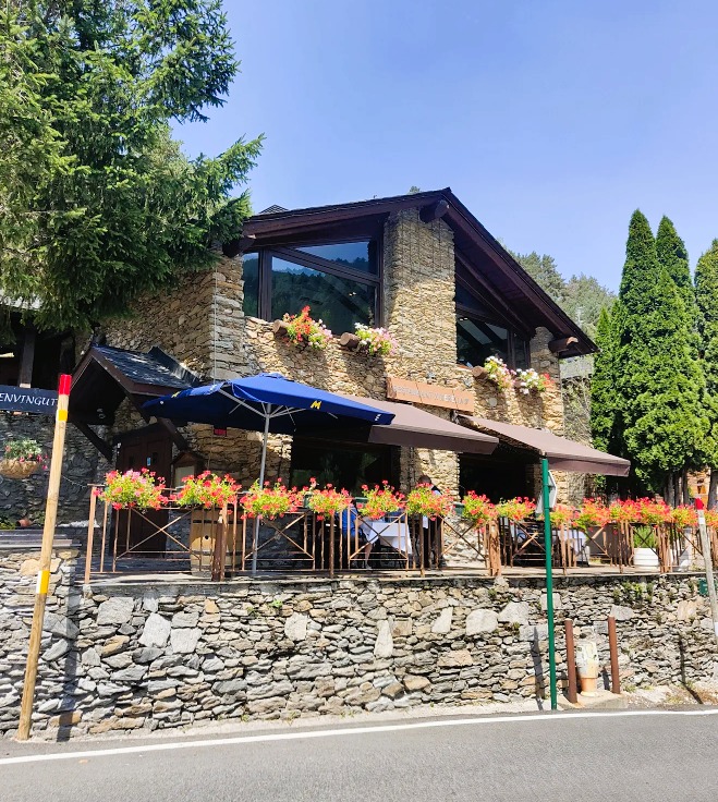 L’empresari i youtuber resident Enrique Moris, conegut a les xarxes per la seva activitat en el sector financer i d’inversió, ha fet públic un vídeo en què detalla algunes de les operacions immobiliàries que ha realitzat a Andorra, on resideix des de fa temps. Moris explica que ha adquirit diversos immobles amb l’objectiu de reformar-los i destinar-los al lloguer, obtenint-ne una rendibilitat destacada. En un primer cas, a la parròquia de la Massana, Moris indica que va comprar un pis —amb places d’aparcament i traster inclosos— per 250.000 euros. Després d’una reforma valorada en 50.000 euros, ha aconseguit llogar-lo per 2.400 euros mensuals, fet que suposa uns ingressos anuals de prop de 29.000 euros. Pel que fa a una segona operació, a la parròquia d’Ordino, l’empresari afirma que ha adquirit un habitatge pel mateix import de 250.000 euros. Segons explica, el valor de lloguer abans de la reforma era d’uns 450 euros mensuals, però preveu que, un cop reformat, el pot oferir per fins a 2.300 euros al mes. Finalment, Moris també avança que té previst signar la compra de cinc pisos més a la parròquia de Canillo, en una operació que incrementaria encara més la seva presència en el mercat immobiliari andorrà. Segons explica al final del vídeo, el seu propòsit amb aquests immobles és similar als que ha mostrat en els vídeos ja publicats. Fa dues setmanes va publicar un vídeo en el qual també explicava l’estat de les seves inversions immobiliàries al Principat.