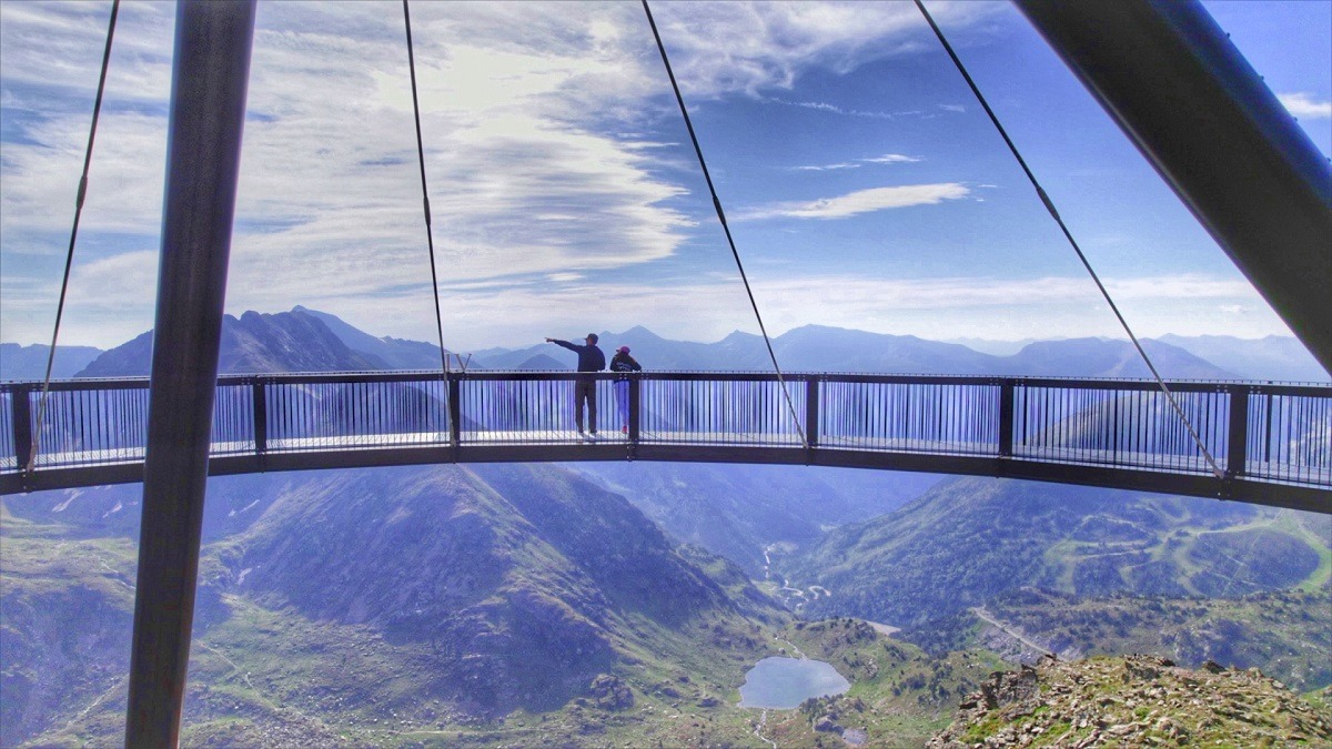 El Principado de Andorra se encuentra sumido en una de las crisis inmobiliarias mas extrañas de Europa. La nueva ola de extranjeros que deciden mudarse al país, encabezada por 'youtubers' y otros 'influencers' atraídos por la falta de impuestos, ha generado un aumento del 30% en el precio de los inmuebles desde 2018. No obstante, no son solo los 'influencers' los que han decidido trasladar su residencia al pequeño país, ya que la población más adinerada del mundo ha puesto su ahttps://deltaimmo.ad/tención en el que parece haberse convertido en el nuevo Mónaco, con una densidad poblacional elevada y una mayoría adinerada que deja poco espacio a la gente local. Más requisitos para los no residentes Andorra se encuentra estudiando una solución al problema, que podría pasar por incluir el pago de tasas por la adquisición de viviendas por parte de extranjeros, una medida que se teme pueda se contraproducente. Con una población de alrededor de 84.000 personas, se trata de unos de los países menos poblados de Europa con un PIB per cápita superior al de Alemania o Suecia. A pesar de ello, los crecientes precios de Andorra no son asequibles para todos sus residentes, sobre todo desde que estos se han visto especialmente afectados por la llegada de extranjeros. Esto ha obligado al país a prohibir durante tres meses la compra de propiedades para no residentes, medida que se verá sustituida por una ley que apruebe un impuesto a la compra de viviendas por parte de extranjeros. Lo recaudado en ese impuesto se destinará a la construcción de viviendas de alquiler asequible. El precio del m2 en alquiler en Andorra está en 20,18 euros, mientras que el precio del m2 de una vivienda en venta está en 4.720 euros. Además, actualmente hay 58 promociones de obra nueva en venta.   Asimismo, en busca de preservar su lengua y cultura, ya que se trata del único país del mundo en el que la única lengua oficial es el catalán, el Consejo General ha propuesto que aquellos que quieran lograr la residencia deban realizar un examen en este idioma, algo que obligaría a los inmigrantes a aprender la cultura y lengua del país. El nuevo enfoque no ha convencido a algunos críticos, que creen que Andorra corre el riesgo de convertirse en un nuevo Mónaco y llenarse de personas ricas solicitando la residencia para evitar el nuevo impuesto. No es difícil para estos ser un residente que cuente con dinero fuera del Estado, ya que se necesita un salario mínimo tres veces superior al del país, que ronda los 1.286 euros al mes, además de invertir alrededor de 600.000 euros en el país, con 552.000 euros en propiedades y el resto en un depósito retornable. En la actualidad, los precios por m2 manejados en Andorra hacen que cualquier inmueble que mida más de 1.022 m2 cumpla este objetivo, mientras que debes pasar un mínimo de tan solo 90 días al año en el principado para conservar la residencia. Incluso algunos empresarios, entre los que se incluyen los 'youtubers', podrían no tener la obligación de adquirir ningún inmueble y solo necesitar cumplir el requisito del depósito retornable. Aquellos que cumplan con los requerimientos, pueden ver una atractiva opción en Andorra, que tiene un tipo máximo sobre el impuesto de la renta del 10%, sin impuestos de sucesiones ni de plusvalías para aquellos residentes que hayan poseído un activo durante más de diez años o no tengan más del 25% de este. Además, los bancos del pequeño país no comparten los datos fiscales de sus clientes con ninguna autoridad extranjera. El nuevo impuesto sobre los inmuebles no parece ser lo suficientemente estricto como para echar atrás a alguno de sus nuevos residentes, que siguen viendo la balanza a su favor gracias a las amplias ventajas de la residencial fiscal andorrana. Sin embargo, a muchos no les ha gustado la posibilidad de necesitar aprobar un examen en catalán para mantener dicha residencia, para lo que el país impondría un curso gratuito de 30 horas. Para quien quiera pasar unos días de vacaciones en Andorra, puede ver la oferta en alquiler disponible.