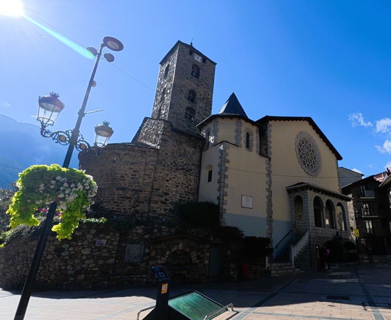El precio medio de la vivienda en venta en Andorra
El mercado residencial andorrano parece que no para de crecer. Según datos de idealista, en enero de 2024 el precio medio de la vivienda en venta en Andorra se situaba en 4.582 euros/m2, un 14,4% más caro que en el mismo mes de 2023 (4.005 euros), marcando máximos históricos.
El precio de las casas en este país casi ha aumentado un 50% desde 2019, con el estallido de la pandemia del coronavirus. Concretamente, en enero de 2019 el precio medio de la vivienda en Andorra era de 3.112 euros/m2. Es decir, hasta enero de 2024 se ha producido una subida de un 47,2%.Precio medio de la vivienda en venta en Andorra
Evolución del precio de la vivienda en venta en Andorra
Este incremento en el precio de la vivienda en Andorra es general y afecta a todas las zonas del país, aunque algunas que experimentan subidas más notables que otras. Les Escaldes encabeza la lista de zonas que más han subido en el último año, pasando de 4.737 euros/m2 en enero de 2023 a los 5.689 euros en el mismo mes de 2024, lo que supone una subida interanual de 20,1% y de un 52,6% desde enero de 2019 (3.728 euros).
Le sigue La Massana, con un precio medio de 4.221 euros/m2 en enero de 2024 y una subida interanual del 13,7%, ya que en el mismo mes del año anterior se situaba en 3.714 euros/m2. 
Por otro lado, Encamp es la zona en la que más ha subido el precio de las viviendas en venta desde enero de 2019, reflejando un aumento del 53,3% desde dicho año y pasando desde 2.668 euros/m2 a los 4.090 euros/m2 en el mismo mes de 2024.
Las zonas que menos subidas han sufrido a nivel interanual (ninguna ha experimentado retrocesos en el precio) son Andorra la Vella (5%), donde el precio de las viviendas se sitúa en un 5.032 euros/m2 y en Encamp (9,5%).