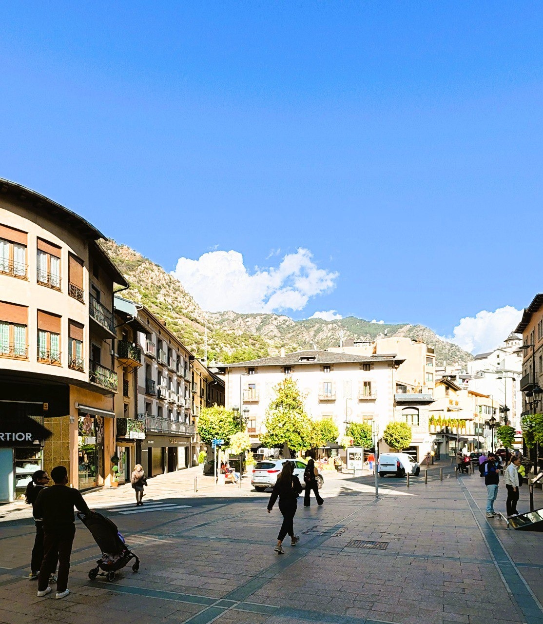 El limitado suelo urbanizable y la creciente demanda, impulsados por inversores locales y extranjeros, elevan el coste del metro cuadrado y dificultan el acceso a la vivienda asequible. En los últimos cinco años, el mercado inmobiliario andorrano ha experimentado un ascenso vertiginoso que ha situado los precios de la vivienda al mismo nivel que en grandes ciudades españolas como Barcelona y, en menor medida, en Madrid. Según datos de esta misma semana y el estudio del catedrático Luis Alberto Fabra, el precio del metro cuadrado en Andorra la Vella ha alcanzado los 5.607 euros, mientras que en Escaldes-Engordany se sitúa en torno a los 7.135,55 euros. En comparación, Barcelona marca los 5.449 euros/m² y Madrid 4.673 euros/m². La escalada de precios, que acumula un incremento del 60% en el último lustro, se explica principalmente por tres factores: la escasez de suelo urbanizable, el crecimiento constante de la demanda –potenciado tanto por población local como por la llegada de inversores extranjeros– y la limitada oferta de nuevas viviendas. Este contexto ha convertido la búsqueda de un piso asequible en una misión prácticamente imposible para muchas familias y trabajadores. “El acceso a una vivienda digna se ha convertido en un desafío mayúsculo. La constante subida de los precios, impulsada por una demanda desbordada y una oferta muy limitada, nos lleva a cuestionar si estamos ante una burbuja especulativa o una evolución real del mercado”, explica el catedrático Luis Alberto Fabra, cuya investigación destaca que en octubre de 2024 se registró un máximo histórico de 5.400 euros/m². El análisis del mercado se vuelve aún más revelador al calcular el precio de un piso de 80 metros cuadrados. En Les Escaldes-Engordany, dicho inmueble superaría el medio millón de euros; en Andorra la Vella, bastaría con añadir poco más de 50.000 euros al precio medio para alcanzar la cifra; mientras que en Barcelona el costo rondaría los 375.000 euros. En contraste, ciudades medianas cercanas como Manresa o Tolosa ofrecen alternativas a precios considerablemente inferiores, con cifras aproximadas de 130.000 y 320.000 euros respectivamente, en tanto que en París, la capital francesa, un piso similar sobrepasa los 850.000 euros.