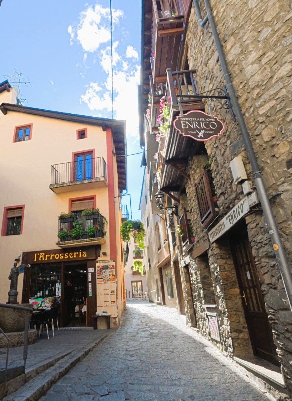 Andorra és cada cop més un dels llocs més demandats per viure pels espanyols. El país és conegut per la bellesa natural, el sistema fiscal favorable i la qualitat de vida.
Molts espanyols poden trobar atractiu viure-hi a causa de la seva proximitat geogràfica i de les oportunitats que ofereix. La recerca de millors condicions laborals, fiscals o destil de vida pot estar impulsant aquest interès. T'expliquem com comprar casa a Andorra sent espanyol.
Què cal per comprar una casa a Andorra
Passos per comprar una casa a Andorra sent espanyol
Requisits per comprar una casa a Andorra
Requisits per residir fiscalment a Andorra
Impostos per la venda d’una casa a Andorra
Llogar una casa a Andorra
Què cal per comprar una casa a Andorra
Qualsevol persona pot comprar una casa a Andorra, però si no resideixes al principat hauràs de fer una sèrie de tràmits i aportar diversos documents:
Autorització d'inversió estrangera en immobles
Un document imprescindible per comprar una casa sent espanyol i que cal sol·licitar al govern andorrà. El temps de resposta per part de ladministració és de 15 a 20 dies. Tant per a les persones físiques no residents com per a les jurídiques amb domicili fora d'Andorra, és una obligació obtenir-la. A més, la llei 10/2012, de 21 de juny, d'inversió estrangera a Andorra no limita el nombre d'adquisicions.
Certificat d'absència d'antecedents penals
Amb aquest certificat, el govern andorrà verifica que linteressat no compta amb antecedents penals ni delictes fora dAndorra.
Ser titular d'un compte a un banc d'Andorra
Per poder comprar un habitatge a Andorra cal tenir un compte bancari al país, segons dictamina la llei 14/2017, del 22 de juny, de prevenció i lluita contra el blanqueig de capitals o valors i el finançament del terrorisme.
Ser titular d'un compte serveix per presentar un aval bancari sobre la teva solvència i atorgar transparència a l'origen de les teves finances. A més, des d’aquest compte s'efectuaran tots els pagaments que es generin en l'operació de compravenda de la casa.
Documents d’identitat
Per a tots els tràmits, hauràs de disposar del passaport actualitzat i ser major d’edat. A més, hauràs de tenir un certificat que reflecteixi el teu estat civil i un certificat mèdic emès per una autoritat sanitària d'Andorra.
Assegurança de la llar
A Andorra, la legislació vigent obliga a assegurar, com a mínim, el continent de l’habitatge.
Nou impost a la inversió estrangera a Andorra
Tot i que encara no ha entrat en vigor, el projecte de llei de l'impost sobre la inversió estrangera immobiliària a Andorra, aprovat pel Consell de Ministres per passar al tràmit parlamentari, estableix impostos progressius per a inversions immobiliàries segons la quantitat i el tipus de propietats adquirides. L'objectiu és reduir l'especulació immobiliària, fomentar el lloguer i augmentar els ingressos de l'Estat per a despeses públiques. L'import a pagar varia:
3 % per al primer habitatge unifamiliar
5 % per a 2-5 habitatges
8 % a partir de la sisena
10 % per a més de 10 o en promocions urbanes
Hi ha una bonificació del 90 % si la inversió estrangera és per a habitatges de lloguer habituals per almenys 10 anys.
La llei afecta no residents, empreses andorranes amb més del 50 % de capital estranger, residents amb menys de 3 anys a Andorra i empreses andorranes parcialment estrangeres. Amb aquesta llei, s'aixecarà la suspensió temporal de compra d'immobles per estrangers, imposada des del setembre passat.