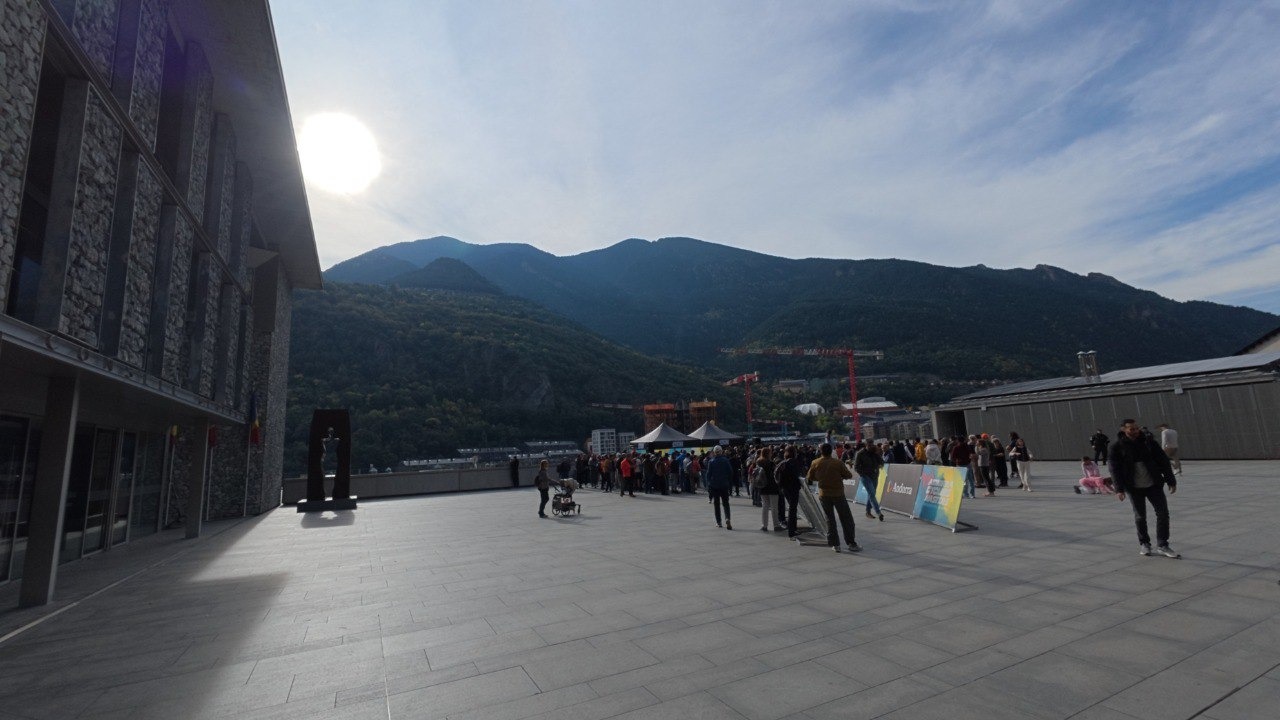 Andorra pone ‘freno’ y ordena su crecimiento inmobiliario e inversor. En la última década, la evolución legislativa de Andorra en materia fiscal ha propiciado un crecimiento del interés por la obtención de la residencia fiscal en el país, que venía acompañada de una inversión de 400.000 euros y que ahora subirá a 600.000 euros, tal y como se contempla en el anteproyecto de ley para la promoción de la sostenibilidad urbanística y del turismo. Además, el Principado también apuesta ahora por suspender durante, al menos, un año la concesión de licencias de obra nueva destinada al alquiler turístico para buscar una solución a la problemática de la falta de vivienda de alquiler tradicional, tal y como han explicado distintos expertos a idealista/news.
Uno de los principales hándicaps a los que cualquier inversor deberá hacer frente a partir de ahora en Andorra será el cambio de importe en las inversiones permanentes. Tal y como explican desde Engel&Völkers Andorra, “el principal requisito para lograr la residencia en Andorra a partir de ahora será la inversión permanente y en un plazo máximo de seis meses, de un mínimo de 600.000 euros”, explican.
“Esta nueva condición, que ha pasado de los 400.000 euros a los 600.000 euros, limita el número de nuevos residentes en el país. Para Engel&Völkers esto es algo positivo, ya que la medida se ajusta al perfil de nuestros clientes. Nosotros trabajamos con inmuebles de alta calidad en este rango de precio”, dicen.
El abono de los 600.000 euros pasaría a estar en depósito o puede ser invertido en productos, como mobiliario o empresas. Sin embargo, el gobierno impondrá ciertas limitaciones para las inversiones en inmuebles.  
Jordi Tàpies, responsable de Lucas Fox en Andorra, aclara que, de momento, “es un anteproyecto de ley que aún no está aprobado, pero está en el trámite de enmiendas de los diferentes partidos políticos, por lo que será algo inminente”. “Esencialmente se quieren subir los importes para las residencias pasivas (no requieren mudarse a Andorra, solo estar más de 90 días), para que los nuevos residentes realicen mas inversión en el país, ya sea mediante inversión inmobiliaria o en inversión directa en producto financiero o participaciones accionariales en sociedades.
Además, hay distintos flecos aún por cortar, como que “si la inversión es en fondo de viviendas promovido por el gobierno podría ser solo de 400.000 euros, si bien para evitar la especulación no podrá ser en varios inmuebles de menor importe”, dice Tàpies, siendo esta una respuesta a uno de los objetivos que persiguen desde Andorra con estas nuevas normas: elevar su parque público de vivienda de alquiler.