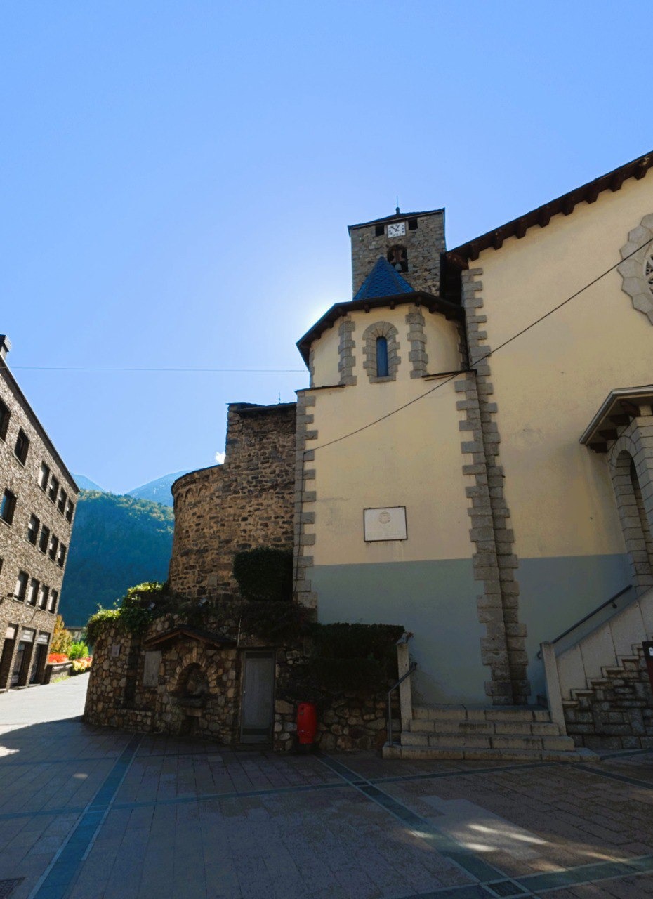 El precio medio de la vivienda en venta en Andorra El mercado residencial andorrano parece que no para de crecer. Según datos de idealista, en enero de 2024 el precio medio de la vivienda en venta en Andorra se situaba en 4.582 euros/m2, un 14,4% más caro que en el mismo mes de 2023 (4.005 euros), marcando máximos históricos. El precio de las casas en este país casi ha aumentado un 50% desde 2019, con el estallido de la pandemia del coronavirus. Concretamente, en enero de 2019 el precio medio de la vivienda en Andorra era de 3.112 euros/m2. Es decir, hasta enero de 2024 se ha producido una subida de un 47,2%.Precio medio de la vivienda en venta en Andorra Evolución del precio de la vivienda en venta en Andorra Este incremento en el precio de la vivienda en Andorra es general y afecta a todas las zonas del país, aunque algunas que experimentan subidas más notables que otras. Les Escaldes encabeza la lista de zonas que más han subido en el último año, pasando de 4.737 euros/m2 en enero de 2023 a los 5.689 euros en el mismo mes de 2024, lo que supone una subida interanual de 20,1% y de un 52,6% desde enero de 2019 (3.728 euros). Le sigue La Massana, con un precio medio de 4.221 euros/m2 en enero de 2024 y una subida interanual del 13,7%, ya que en el mismo mes del año anterior se situaba en 3.714 euros/m2.  Por otro lado, Encamp es la zona en la que más ha subido el precio de las viviendas en venta desde enero de 2019, reflejando un aumento del 53,3% desde dicho año y pasando desde 2.668 euros/m2 a los 4.090 euros/m2 en el mismo mes de 2024. Las zonas que menos subidas han sufrido a nivel interanual (ninguna ha experimentado retrocesos en el precio) son Andorra la Vella (5%), donde el precio de las viviendas se sitúa en un 5.032 euros/m2 y en Encamp (9,5%).