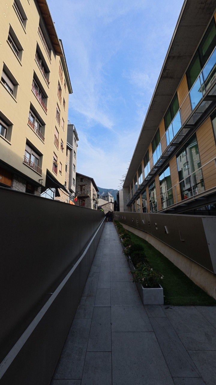 Andorra ha registrado un descenso del 19,1% de las transacciones inmobiliarias durante el segundo trimestre del 2024 en comparación con el mismo período del año pasado, cuando se llevaron a cabo 451 intercambios, 86 menos que este año, según el departamento de Estadísticas de el país. El mismo comunicado también muestra una disminución del número de inmuebles transmitidos, pasando de 1.132 en el segundo trimestre de 2023 a 975 en el mismo periodo de este año, lo que refleja un descenso del 13,9% en todas las tipologías de inmuebles. En el caso de los pisos, viviendas unifamiliares y edificios, la disminución es del 13,9%, con 341 bienes transmitidos el segundo trimestre de 2024 frente a los 396 que se transmitieron el año pasado. Precios de los pisos en Andorra El valor de estos inmuebles transmitidos han bajado un 21,6% en este segundo trimestre, pasando de una suma global cercana a los 270 millones de euros, a no llegar a los 210 millones de euros, destacando principalmente la caída del valor en los locales y almacenes. Sin embargo, el precio del metro cuadrado en las viviendas tipo piso ha aumentado un 12% en este periodo, pasando de los 3.473 euros/m2 a 3.890 euros/ m2.
