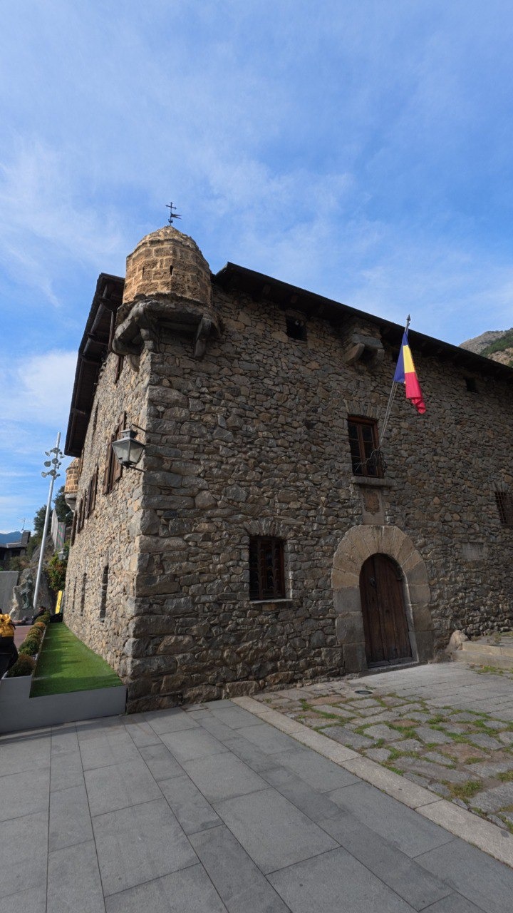 Andorra ha registrado un descenso del 19,1% de las transacciones inmobiliarias durante el segundo trimestre del 2024 en comparación con el mismo período del año pasado, cuando se llevaron a cabo 451 intercambios, 86 menos que este año, según el departamento de Estadísticas de el país.
El mismo comunicado también muestra una disminución del número de inmuebles transmitidos, pasando de 1.132 en el segundo trimestre de 2023 a 975 en el mismo periodo de este año, lo que refleja un descenso del 13,9% en todas las tipologías de inmuebles.
En el caso de los pisos, viviendas unifamiliares y edificios, la disminución es del 13,9%, con 341 bienes transmitidos el segundo trimestre de 2024 frente a los 396 que se transmitieron el año pasado.
Precios de los pisos en Andorra
El valor de estos inmuebles transmitidos han bajado un 21,6% en este segundo trimestre, pasando de una suma global cercana a los 270 millones de euros, a no llegar a los 210 millones de euros, destacando principalmente la caída del valor en los locales y almacenes.
Sin embargo, el precio del metro cuadrado en las viviendas tipo piso ha aumentado un 12% en este periodo, pasando de los 3.473 euros/m2 a 3.890 euros/ m2.