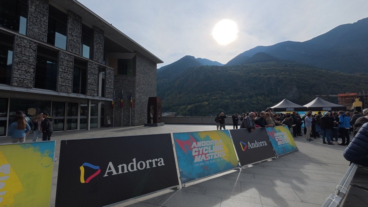 SUMMIA, una de les immobiliàries de referència al país s’ha convertit en el nou patrocinador de l’FC Andorra. L’Estadi Nacional ha servit per escenificar l’acord que incorpora la marca a la màniga de la samarreta del conjunt tricolor. El representant de l’empresa, Alex Cierco, ha posat en relleu que “per a nosaltres un gran orgull esponsoritzar un club amb ganes d’assolir fites ambicioses compartint amb ells aquesta passió per arribar més lluny”.
Una de les companyies més potents del sector immobiliari del Principat, uneix forces amb l’FC Andorra convertint-se en nou patrocinador. L’acte de presentació s’ha fet a l’Estadi Nacional amb la presència d’Alex Cierco com a representant de SUMMIA Real Estate i Jaume Nogués, director general del FC Andorra. En la trobada també han estat presents els jugadors del primer equip Martí Vila i Diego Alende, que han mostrat com la màniga de la samarreta incorpora la marca SUMMIA.
Alex Cierco ha manifestat que “som dues entitats que ens trobem en un moment de creixement i compartim els mateixos valors. A SUMMIA estem orgullosos del nostre origen andorrà, i és per a nosaltres un gran orgull esponsoritzar un club amb ganes d’assolir fites ambicioses compartint amb ells aquesta passió per arribar més lluny”. Afegeix que “la manera d’aconseguir portar l’excel·lència al màxim nivell és envoltar-nos del millor equip possible. Nosaltres ho fem en l’àmbit empresarial i el FC Andorra ho fa cada cap de setmana en els terrenys de joc”. Per la seva banda, Jaume Nogués ha coincidit amb Alex Cierco assenyalant que “per nosaltres és un honor i un orgull unir forces amb SUMMIA”.
SUMMIA Real State gestiona un patrimoni de 700 immobles entre Andorra i Espanya, amb un dels parcs d’habitatges de lloguer més nombrosos del nostre país i té actualment 10 promocions en curs.