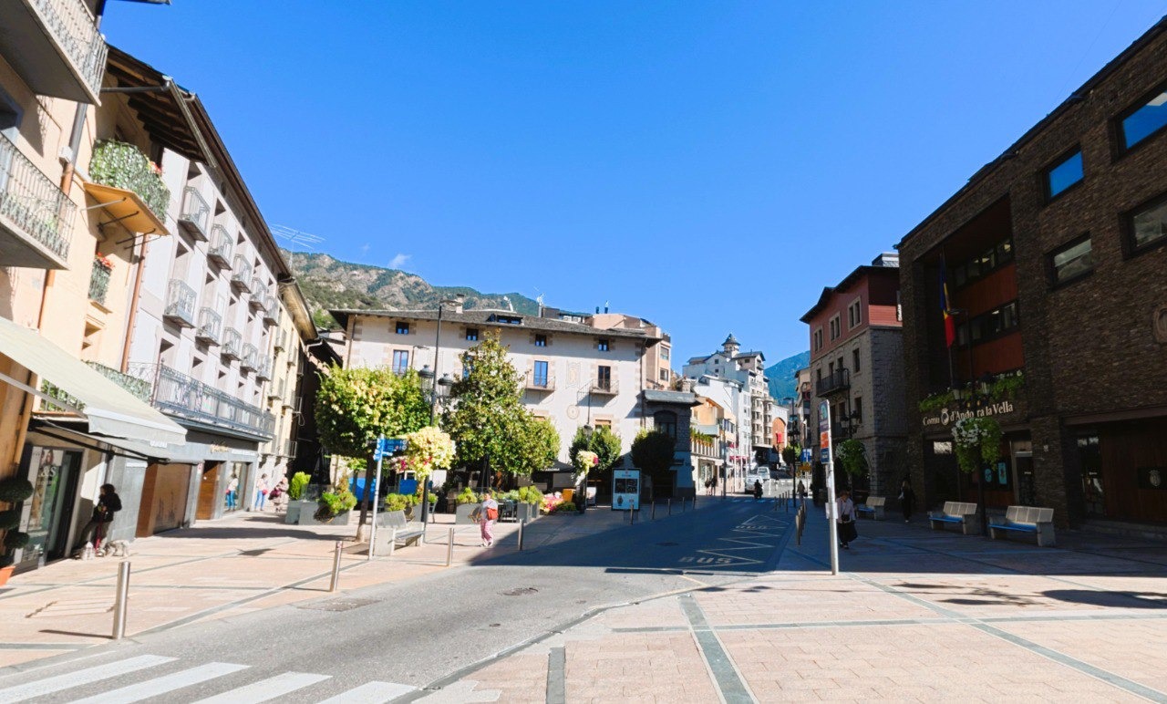 La empresa de servicios inmobiliarios Durán Carasso continúa su expansión con la apertura de dos nuevas oficinas, una en Puigcerdá, en la Cerdaña, y otra en Andorra, alcanzando un total de cuatro sedes. Estas nuevas oficinas se suman a las ya establecidas en Barcelona y Sitges, fortaleciendo su presencia en zonas estratégicas de Cataluña y los Pirineos, tal y como han explicado desde la compañía a idealista/news.
La oficina de Puigcerdá, abierta en julio, se encuentra en el centro de la localidad, en una ubicación de gran tránsito, lo que la convierte en un espacio ‘boutique’ dirigido a captar la atención de la clientela local y de los visitantes de paso. Desde esta sede, Durán Carasso ya gestiona una considerable cantidad de proyectos de obra nueva, consolidando su presencia en la zona de montaña.
En Andorra, la compañía ya ha comenzado a operar comercialmente en el país. Ambas aperturas reflejan la estrategia de crecimiento de la firma, que busca posicionarse en mercados clave como los Pirineos, una zona con alta demanda en el sector residencial premium.
Durán Carasso, que comenzó su expansión en Barcelona con una oficina de 300 m2, se ha consolidado en el mercado inmobiliario catalán gracias a su especialización en viviendas premium y proyectos de obra nueva. Fundada por Carlos Durán y Mónica Abad, la empresa ha logrado aumentar su presencia, con un equipo que ha crecido hasta casi medio centenar de personas.
Con la apertura de estas nuevas oficinas, la compañía refuerza su posición en el sector inmobiliario de alto nivel, manteniendo su enfoque en la gestión y comercialización de propiedades residenciales, tanto en áreas urbanas como en destinos turísticos de alto valor, como Ibiza, donde ya cuenta con un equipo operativo.
La estrategia de Durán Carasso se enfoca en seguir ampliando su red de oficinas y proyectos, afianzándose como un actor relevante en el mercado inmobiliario de lujo en España y, próximamente, en Andorra.
