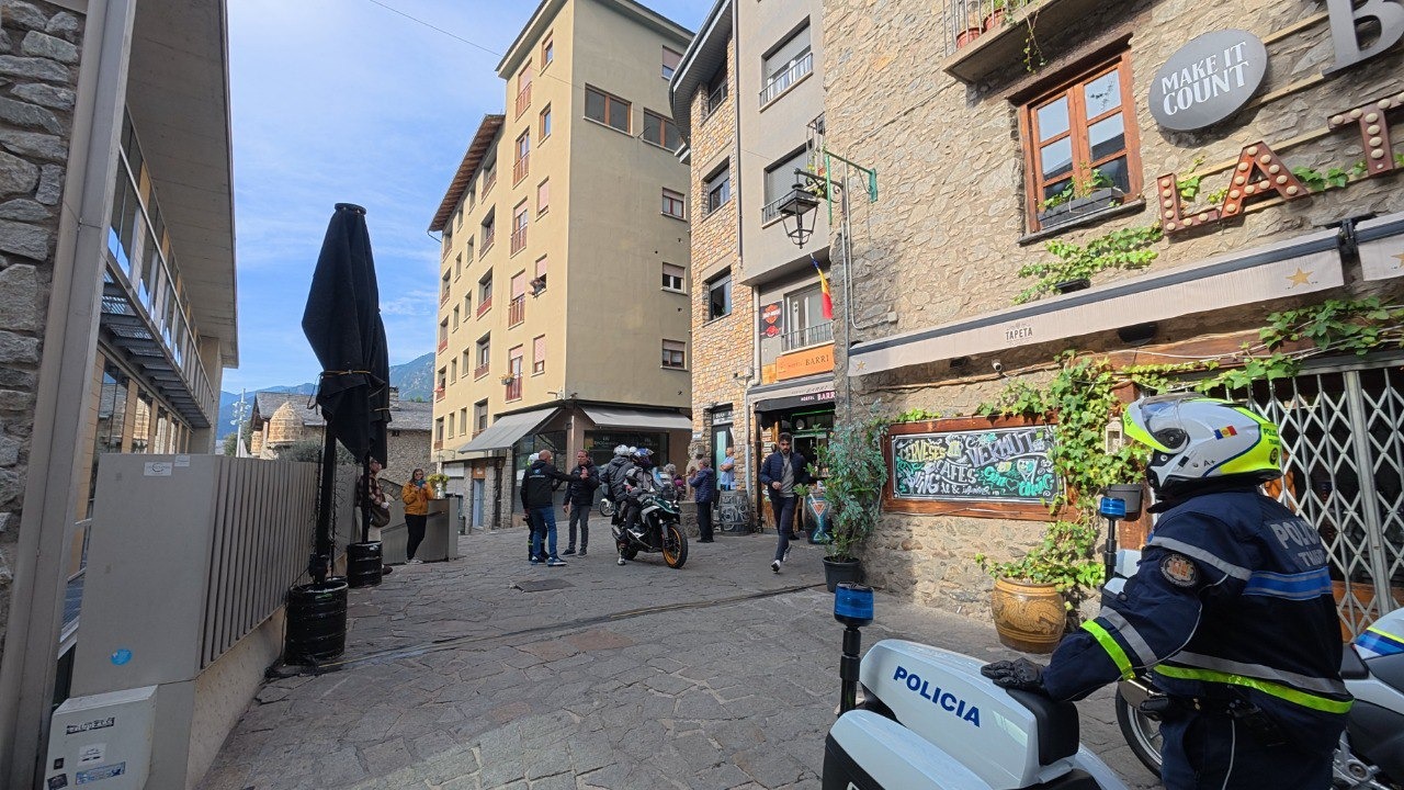 La empresa de servicios inmobiliarios Durán Carasso continúa su expansión con la apertura de dos nuevas oficinas, una en Puigcerdá, en la Cerdaña, y otra en Andorra, alcanzando un total de cuatro sedes. Estas nuevas oficinas se suman a las ya establecidas en Barcelona y Sitges, fortaleciendo su presencia en zonas estratégicas de Cataluña y los Pirineos, tal y como han explicado desde la compañía a idealista/news. La oficina de Puigcerdá, abierta en julio, se encuentra en el centro de la localidad, en una ubicación de gran tránsito, lo que la convierte en un espacio ‘boutique’ dirigido a captar la atención de la clientela local y de los visitantes de paso. Desde esta sede, Durán Carasso ya gestiona una considerable cantidad de proyectos de obra nueva, consolidando su presencia en la zona de montaña. En Andorra, la compañía ya ha comenzado a operar comercialmente en el país. Ambas aperturas reflejan la estrategia de crecimiento de la firma, que busca posicionarse en mercados clave como los Pirineos, una zona con alta demanda en el sector residencial premium. Durán Carasso, que comenzó su expansión en Barcelona con una oficina de 300 m2, se ha consolidado en el mercado inmobiliario catalán gracias a su especialización en viviendas premium y proyectos de obra nueva. Fundada por Carlos Durán y Mónica Abad, la empresa ha logrado aumentar su presencia, con un equipo que ha crecido hasta casi medio centenar de personas. Con la apertura de estas nuevas oficinas, la compañía refuerza su posición en el sector inmobiliario de alto nivel, manteniendo su enfoque en la gestión y comercialización de propiedades residenciales, tanto en áreas urbanas como en destinos turísticos de alto valor, como Ibiza, donde ya cuenta con un equipo operativo. La estrategia de Durán Carasso se enfoca en seguir ampliando su red de oficinas y proyectos, afianzándose como un actor relevante en el mercado inmobiliario de lujo en España y, próximamente, en Andorra.