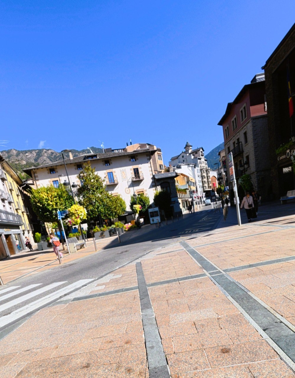 La paisible petite principauté coincée dans les Pyrénées entre la France et l’Espagne sort de sa torpeur. Une fois n’est pas coutume, ses habitants manifestent en masse contre la hausse des loyers et l’arrivée de nouveaux habitants, comme les influenceurs, au mode de vie clinquant.Une soirée de novembre sur les routes de l’Andorre. L’air est vif, piquant, le ciel étoilé. En levant les yeux, on aperçoit les montagnes enneigées des Pyrénées qui emmitouflent la ville comme une écharpe moelleuse. Soudain, un vrombissement retentit. Derrière nous, une Ferrari rouge accélère et nous double, à grand renfort de fumée noire, dans une course folle vers la vallée. Ainsi va la vie dans la discrète principauté d’Andorre, ses stations de ski, ses faibles taxes (la TVA y est de 4,5 % contre 20 % ailleurs, l’impôt sur le revenu très faible, plafonné à 10 %). Ces derniers temps, le train de vie de certains résidents trouble la quiétude de la montagne, au grand dam des habitants plus modestes qui voient leurs loyers grimper vers d’inaccessibles sommets.