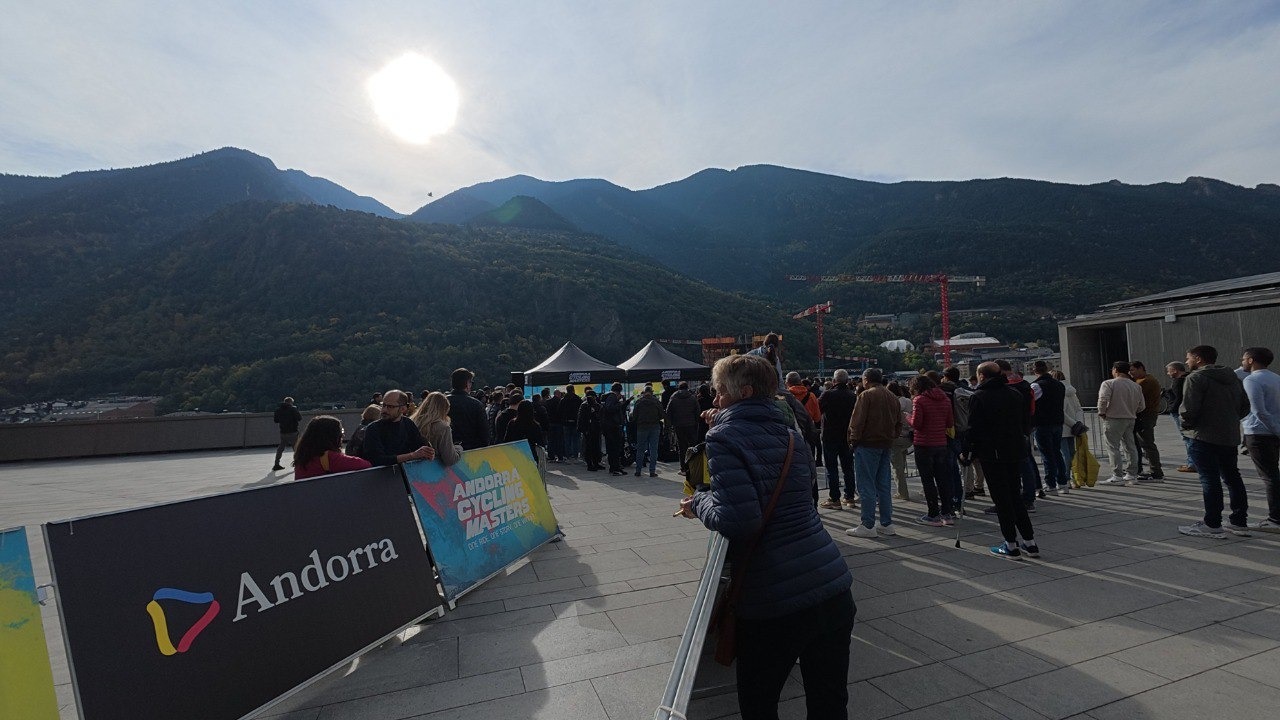 Andorra és cada cop més un dels llocs més demandats per viure pels espanyols. El país és conegut per la bellesa natural, el sistema fiscal favorable i la qualitat de vida. Molts espanyols poden trobar atractiu viure-hi a causa de la seva proximitat geogràfica i de les oportunitats que ofereix. La recerca de millors condicions laborals, fiscals o destil de vida pot estar impulsant aquest interès. T'expliquem com comprar casa a Andorra sent espanyol. Què cal per comprar una casa a Andorra Passos per comprar una casa a Andorra sent espanyol Requisits per comprar una casa a Andorra Requisits per residir fiscalment a Andorra Impostos per la venda d’una casa a Andorra Llogar una casa a Andorra Què cal per comprar una casa a Andorra Qualsevol persona pot comprar una casa a Andorra, però si no resideixes al principat hauràs de fer una sèrie de tràmits i aportar diversos documents: Autorització d'inversió estrangera en immobles Un document imprescindible per comprar una casa sent espanyol i que cal sol·licitar al govern andorrà. El temps de resposta per part de ladministració és de 15 a 20 dies. Tant per a les persones físiques no residents com per a les jurídiques amb domicili fora d'Andorra, és una obligació obtenir-la. A més, la llei 10/2012, de 21 de juny, d'inversió estrangera a Andorra no limita el nombre d'adquisicions. Certificat d'absència d'antecedents penals Amb aquest certificat, el govern andorrà verifica que linteressat no compta amb antecedents penals ni delictes fora dAndorra. Ser titular d'un compte a un banc d'Andorra Per poder comprar un habitatge a Andorra cal tenir un compte bancari al país, segons dictamina la llei 14/2017, del 22 de juny, de prevenció i lluita contra el blanqueig de capitals o valors i el finançament del terrorisme. Ser titular d'un compte serveix per presentar un aval bancari sobre la teva solvència i atorgar transparència a l'origen de les teves finances. A més, des d’aquest compte s'efectuaran tots els pagaments que es generin en l'operació de compravenda de la casa. Documents d’identitat Per a tots els tràmits, hauràs de disposar del passaport actualitzat i ser major d’edat. A més, hauràs de tenir un certificat que reflecteixi el teu estat civil i un certificat mèdic emès per una autoritat sanitària d'Andorra. Assegurança de la llar A Andorra, la legislació vigent obliga a assegurar, com a mínim, el continent de l’habitatge. Nou impost a la inversió estrangera a Andorra Tot i que encara no ha entrat en vigor, el projecte de llei de l'impost sobre la inversió estrangera immobiliària a Andorra, aprovat pel Consell de Ministres per passar al tràmit parlamentari, estableix impostos progressius per a inversions immobiliàries segons la quantitat i el tipus de propietats adquirides. L'objectiu és reduir l'especulació immobiliària, fomentar el lloguer i augmentar els ingressos de l'Estat per a despeses públiques. L'import a pagar varia: 3 % per al primer habitatge unifamiliar 5 % per a 2-5 habitatges 8 % a partir de la sisena 10 % per a més de 10 o en promocions urbanes Hi ha una bonificació del 90 % si la inversió estrangera és per a habitatges de lloguer habituals per almenys 10 anys. La llei afecta no residents, empreses andorranes amb més del 50 % de capital estranger, residents amb menys de 3 anys a Andorra i empreses andorranes parcialment estrangeres. Amb aquesta llei, s'aixecarà la suspensió temporal de compra d'immobles per estrangers, imposada des del setembre passat.