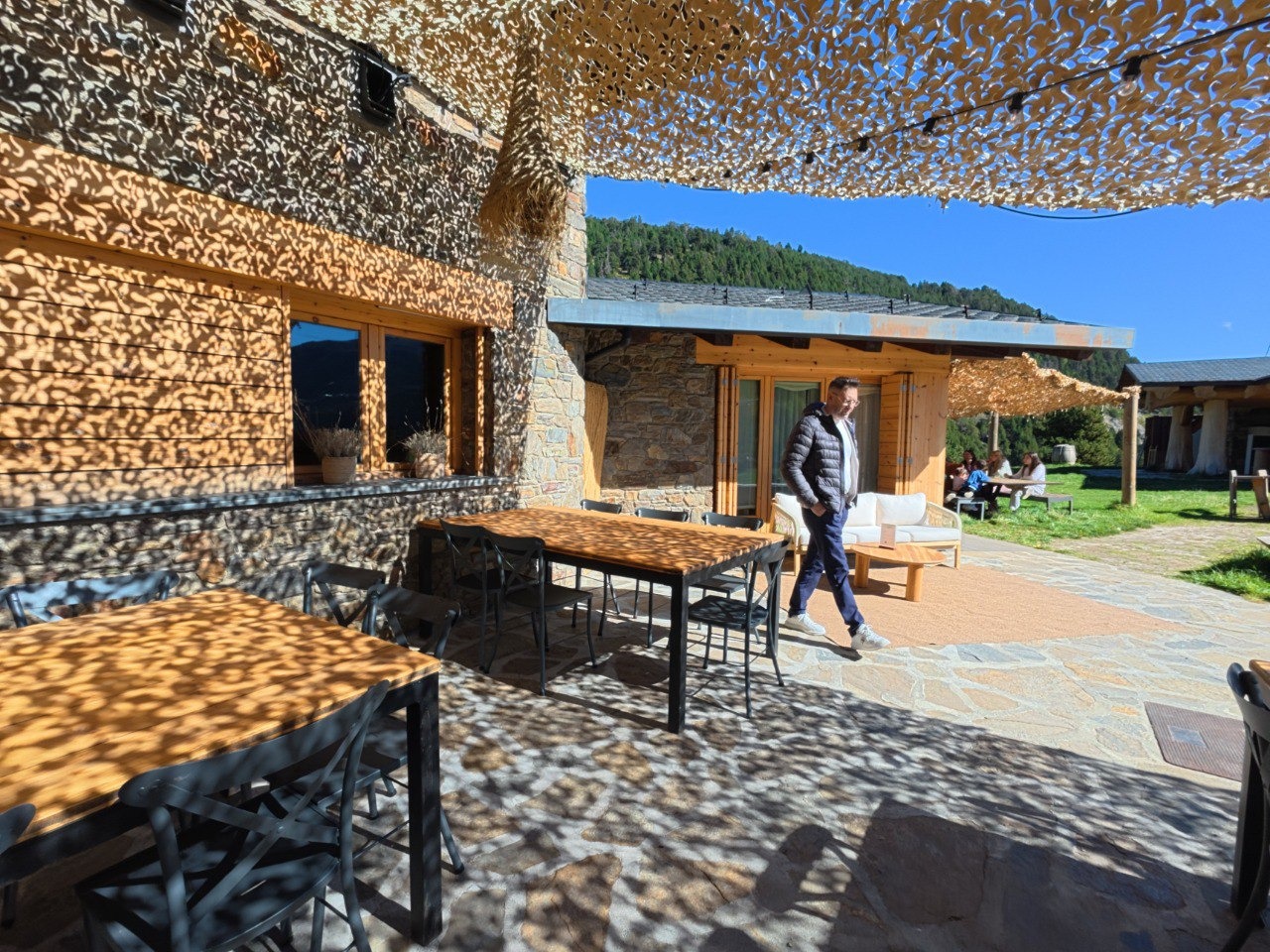 Que el present article serveixi per fer balanç d’un any 2021, on les transaccions immobiliàries a Andorra s’han incrementat substancialment respecte anys anteriors. A més, darrerament hem comprovat que moltes d’aquestes transmissions s’han portat a terme per persones físiques o jurídiques no residents. Amb un escenari en el 2022 on sembla que assistirem a un increment de les mateixes, sobretot pel que fa als actius hotelers i d’oficines, és oportú fer una reflexió en relació a la inexistència d’un Registre de la Propietat a Andorra homologable a l’existent en jurisdiccions veïnes. Andorra no disposa en aquests moments d’un sistema registral immobiliari unificat, on puguin ser objecte d’inscripció i anotació centralitzada, aquells actes i escriptures notarials que es refereixen no únicament a l’adquisició de béns immobles, sinó també drets reals que recauen sobre ells, així com hipoteques o servituds, resolucions judicials o administratives que els poden afectar, i finalment els embargaments que els graven. Si bé és cert que el ja no vigent Reglament general del notariat, establia en la disposició transitòria segona, la previsió d’un registre central d’hipoteques, càrregues o gravàmens, on la Cambra de Notaris, havia d’establir un sistema bàsic d’informació mútua on fer constar les hipoteques, les càrregues o els gravàmens que pesessin sobre els béns immobles, a partir de la informació documental que estigués en possessió dels notaris i la facilitada per les parts, la vigent Llei 14/2021, del 28 de maig, de text consolidat del notariat, estableix que la designació de les càrregues o els gravàmens que pesen sobre els béns i els drets es fa constar d’acord amb el contingut dels documents presentats al notari i de conformitat amb la declaració de la persona que transmet o disposa dels béns, o drets i sota la seva responsabilitat. Aquest sistema trasllada la responsabilitat de la manifestació d’absència de càrregues al venedor, no essent suficient en la majoria de casos per garantir la complerta seguretat jurídica al comprador que la finca que adquireix està lliure de càrregues i gravàmens. Mes enllà de les comprovacions notarials efectuades en el moment d’elevar a públic una operació determinada, per millorar el tràfic jurídic i en definitiva incrementar la seguretat jurídica, ja des del 2008, la Llei del Cadastre atorga als comuns la competència de gestionar un registre administratiu en el qual s’inscriuen els béns immobles situats en el seu territori i se’n descriuen les característiques físiques, jurídiques i econòmiques. Tanmateix, és un registre limitat alhora de garantir la seguretat jurídica. Aquesta limitació ve donada fonamentalment per dues raons. En primer lloc perquè segons la pròpia Llei de Cadastre, les característiques jurídiques de cada immoble únicament comprenen els drets reals de propietat, de cens emfitèutic o de superfície que es posseeixen sobre el bé immoble, les concessions administratives constituïdes i la identitat dels titulars de cada un d’aquests drets. És a dir, no s’inscriuen per exemple altre drets reals que puguin recaure sobre l’immoble. En segon lloc, aquesta limitació de la seguretat en el tràfic jurídic es manifesta per la presumpció iuris tantum de les característiques inscrites, és a dir, les inscripcions es presumeixen certes com a principi de prova, admetent prova en contrari a fer valer davant els òrgans jurisdiccionals competents. Per tant, la protecció atorgada a l’adquirent és limitada. I per finalitzar i completar el sistema de control de càrregues i gravàmens sobre un actiu a Andorra, hauríem de revisar càrregues vigents davant l’administració pública general o comunal, així com davant els tribunals de justícia o el mateix saig. Aquests estan habilitats per a establir càrregues sobre aquesta tipologia d’actius i la certificació d’absència de càrregues de cadascun d’ells atorga seguretat a l’adquirent. I tot això, sense perjudici de la revisió de les constàncies registrals en el registre de societats si el titular és una societat mercantil. Pe tant, aquesta pluralitat d’organismes habilitats per imposar càrregues o drets sobre els actius immobiliaris fa que l’absència d’un registre centralitzat generi disfuncions en el tràfic immobiliari, per no poder garantir un sistema de publicitat idoni, sigui dit de passada, requisit indispensable del principi de seguretat jurídica. La necessitat d’un sistema registral immobiliari nacional és, sens dubte, indispensable per dotar de seguretat jurídica el tràfic immobiliari i l’hauríem d’entendre com un registre de drets sobre l’immoble. D’aquesta manera, els drets inscrits quedarien protegits pels tribunals, de tal forma que ningú podria ser privat d’ells si no és en un procediment judicial contradictori, a més, el reconeixement d’una sèrie de presumpcions legals per part de l’ordenament jurídic hauria de ser indispensable. La garantia al principi de publicitat, en cas de pugna entre la realitat i el registre hauria d’investir de certesa a les declaracions registrals. Aquest principi de publicitat, té dos aspectes fonamentals: L’aspecte processal i el substantiu. En virtut de l’aspecte processal el titular registral pot fer valer davant els tribunals el seu dret inscrit, enfront de qui el discuteixi, en què s’acrediti la vigència sense cap contradicció, del assentament corresponent. La càrrega de la prova, per tant, recaurà sobre qui discuteix el dret inscrit. Pel que fa l’aspecte substantiu presenta dues garanties essencials. Els drets no inscrits no poden afectar al que transacciona confiant en el contingut registral i la garantia que el contingut del registre és exacte i íntegre. En definitiva, si es donen certs següents requisits es produeix l’efecte legal que el nou titular queda totalment protegit pel sistema registral. Amb un exemple queda més clar. Qualsevol comprador d’una finca, de persona que resulta inscrita en el Registre com a propietari d’ella, que desconegui que pugui existir un altre titular no inscrit, i que inscrigui posteriorment el seu domini adquirit per la compra; queda protegit pel sistema registral, de tal forma que ningú podrà discutir la seva titularitat. Com a conclusió podríem dir que l’ordenament jurídic andorrà conté actualment els mecanismes necessaris per a protegir els drets d’adquirents de bona fe de bens immobles o drets sobre aquells. No obstant, el fet de no disposar d’un registre de la propietat centralitzat esdevé una dificultat en la garantia de la seguretat jurídica de les transmissions immobiliàries, no únicament pensant en l’adquisició per part d’inversors internacionals sinó també de qualsevol persona física o jurídica resident o nacional.