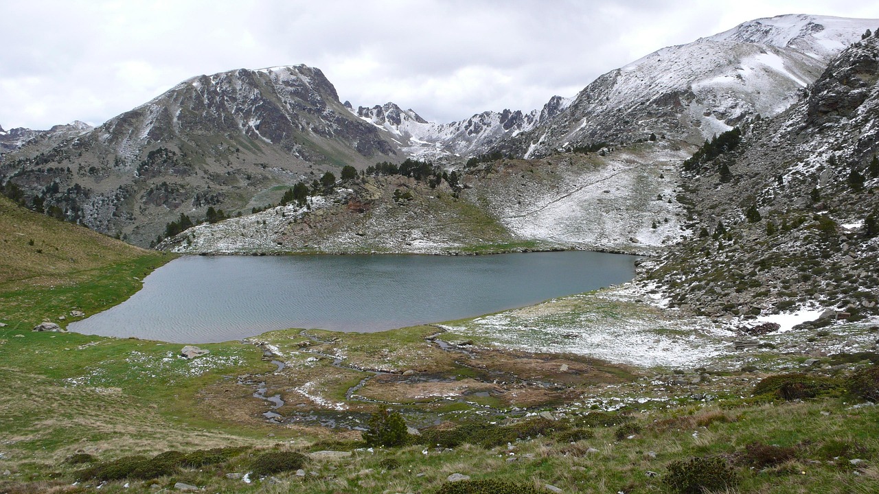 La Commission européenne a confirmé dans une lettre adressée au gouvernement andorran qu'elle pourrait inclure dans l'accord d'association des dispositions visant à limiter l'acquisition de biens immobiliers par des non-résidents, à l'instar du système maltais, ciblant spécifiquement les résidences secondaires. Dans ce cadre, Andorre pourrait introduire des procédures d'autorisation pour l'acquisition de biens immobiliers utilisés comme résidences secondaires, sur la base de critères publics, objectifs, stables et transparents. La lettre a été rendue publique par le chef du gouvernement, Xavier Espot, lors d'une réunion des membres du Pacte d'État pour l'accord d'association, comme l'a annoncé le gouvernement dans un communiqué. Le communiqué précise que cette possibilité est incluse dans les conclusions de la session de négociation de décembre 2023. Toutefois, elle ne pourra être incorporée à l'accord tant que la législation nationale en la matière n'aura pas été modifiée et approuvée par le comité mixte que l'accord établira. Espot a expliqué qu'en raison des préoccupations des citoyens sur certaines questions, le gouvernement a décidé de soumettre une demande à la Commission européenne pour publier certains accords conclus lors des négociations qui ne sont pas explicitement mentionnés dans le texte de l'accord. En revanche, en ce qui concerne le système de calcul des permis de séjour prévu dans l'accord, la Commission a confirmé que le quota de travailleurs, fixé à 7% du total moyen des permis de séjour en vigueur au cours des cinq dernières années, aurait représenté 368 nouveaux permis s'il avait été appliqué en 2023. Espot a souligné qu'il était « important », à la lumière des différentes interprétations récentes, de clarifier que l'interprétation du gouvernement et de la Commission s'aligne et correspond à ce qui est indiqué dans les documents d'information officiels. Le gouvernement souligne que la lettre réfute les interprétations suggérant une augmentation démographique bien plus importante. Espot a réitéré que, face à ces interprétations radicalement opposées, il était essentiel de fournir aux citoyens des informations « rigoureuses et fiables ». Enfin, la Commission a confirmé que la libre circulation des personnes, avec les spécificités convenues, n'entrera en vigueur que deux ans après la mise en œuvre de l'accord d'association.