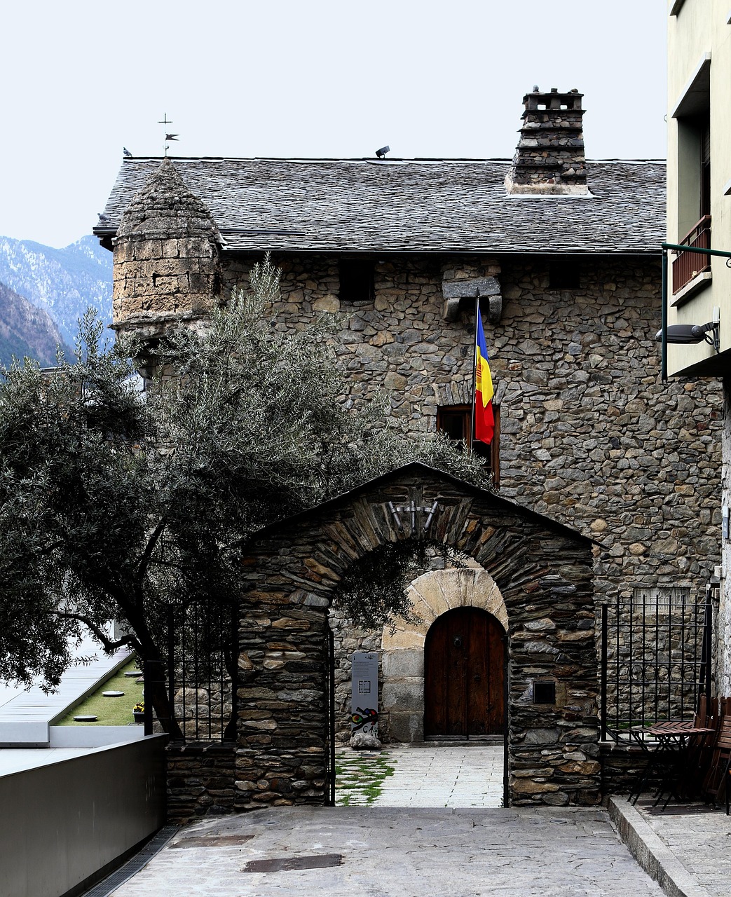 La xifra ha augmentat un 68% des del 2013, quan hi havia 278 establiments
L’any 2017 es va tancar amb 405 establiments dedicats a activitats relacionades amb el sector immobiliari treballant al Principat. Una xifra que, segons el Departament d’Estadística, ha augmentat en els darrers sis anys un 68,6%, havent-hi el 2013 un total de 278 establiments. Pel que fa a la xifra total, el 2014 va augmentar un 3,5%, passant a ser 289, i a partir d’aquí el creixement ha estat al voltant del 10%. L’any amb més creixement va ser el 2017, on es van passar de 352 a 405, el que suposa un creixement del 13%.
Del 2013 al 2017, el nombre d’establiments que van cessar el negoci va ser de 65. La davallada més gran es va dur a terme entre el 2014 i el 2015, quan en el primer any van deixar d’operar 19 establiments i al segon any van abaixar la persiana 9. Fins al 2017, les baixes han anat creixent amb mesura, produint-se 10 al 2016 i 12 al 2017. 
El president de l’AGIA, Jordi Galobardas, defineix el 2017 com el primer any d’una «certa recuperació» en sintonia a les xifres que disposen de Catalunya. Per al 2018, tot i que Estadística publicarà les xifres a la primavera, des de l’AGIA fan una previsió similar, encara que reconeixen que «hauria d’anar en detriment» perquè «és un nombre més que suficient».
Creixement de les transaccions 
El 2018 es va tancar amb un increment del 5% en el nombre de transaccions immobiliàries, segons Estadística. El creixement és menor al de l’any passat, que es va situar en el 10%, i lluny de la xifra del 2016, quan les transaccions immobiliàries van augmentar un 23%. La Massana ha estat la parròquia amb un major increment (16%), seguida d’Andorra la Vella (15,8%). Al seu torn, Escaldes és l’única en què el nombre de transaccions del 2018 ha estat menor que el 2017, amb un 21% de decreixement.