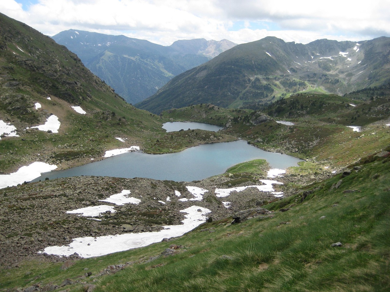 La Commission européenne a confirmé dans une lettre adressée au gouvernement andorran qu'elle pourrait inclure dans l'accord d'association des dispositions visant à limiter l'acquisition de biens immobiliers par des non-résidents, à l'instar du système maltais, ciblant spécifiquement les résidences secondaires. Dans ce cadre, Andorre pourrait introduire des procédures d'autorisation pour l'acquisition de biens immobiliers utilisés comme résidences secondaires, sur la base de critères publics, objectifs, stables et transparents.

La lettre a été rendue publique par le chef du gouvernement, Xavier Espot, lors d'une réunion des membres du Pacte d'État pour l'accord d'association, comme l'a annoncé le gouvernement dans un communiqué.

Le communiqué précise que cette possibilité est incluse dans les conclusions de la session de négociation de décembre 2023. Toutefois, elle ne pourra être incorporée à l'accord tant que la législation nationale en la matière n'aura pas été modifiée et approuvée par le comité mixte que l'accord établira.

Espot a expliqué qu'en raison des préoccupations des citoyens sur certaines questions, le gouvernement a décidé de soumettre une demande à la Commission européenne pour publier certains accords conclus lors des négociations qui ne sont pas explicitement mentionnés dans le texte de l'accord.

En revanche, en ce qui concerne le système de calcul des permis de séjour prévu dans l'accord, la Commission a confirmé que le quota de travailleurs, fixé à 7% du total moyen des permis de séjour en vigueur au cours des cinq dernières années, aurait représenté 368 nouveaux permis s'il avait été appliqué en 2023.

Espot a souligné qu'il était « important », à la lumière des différentes interprétations récentes, de clarifier que l'interprétation du gouvernement et de la Commission s'aligne et correspond à ce qui est indiqué dans les documents d'information officiels.

Le gouvernement souligne que la lettre réfute les interprétations suggérant une augmentation démographique bien plus importante. Espot a réitéré que, face à ces interprétations radicalement opposées, il était essentiel de fournir aux citoyens des informations « rigoureuses et fiables ».

Enfin, la Commission a confirmé que la libre circulation des personnes, avec les spécificités convenues, n'entrera en vigueur que deux ans après la mise en œuvre de l'accord d'association.