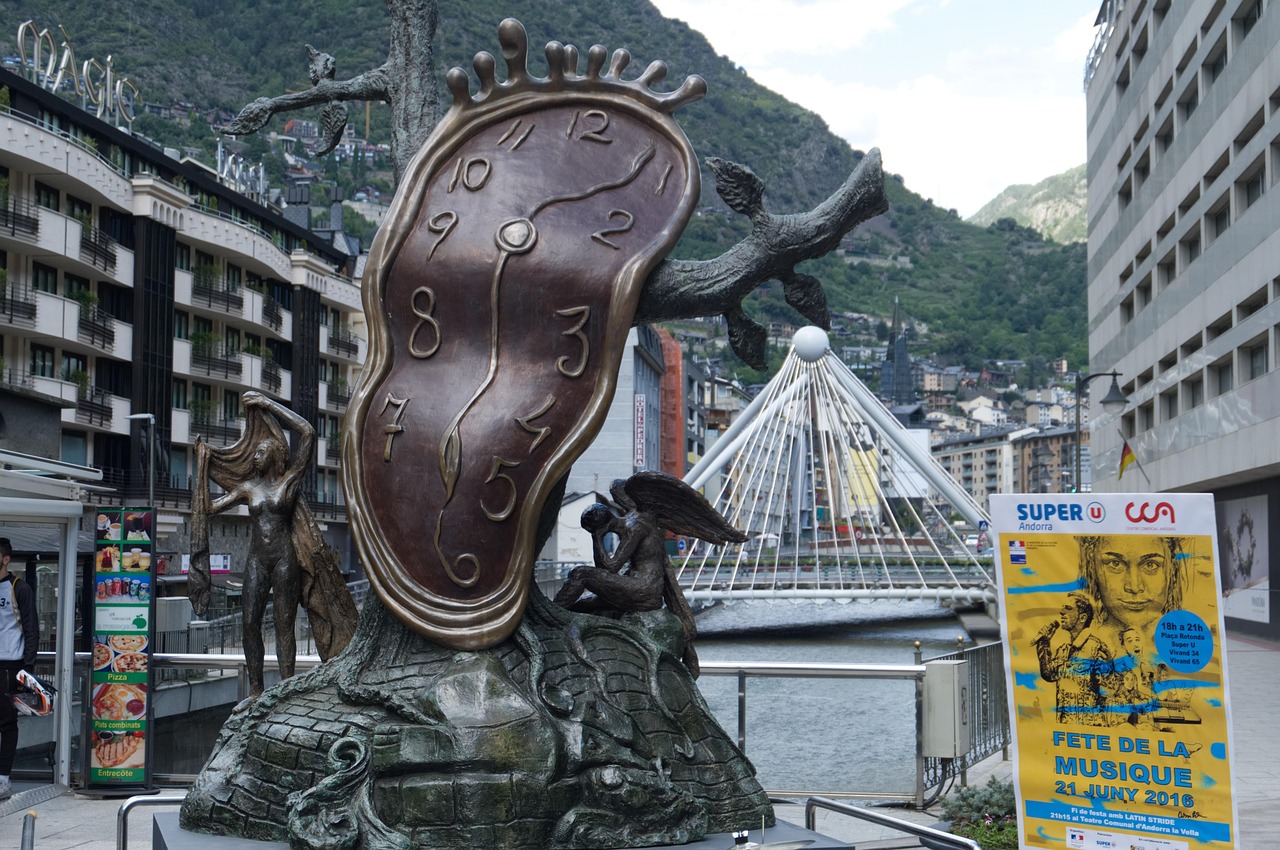 El problema de la subida de los precios de la vivienda no entiende de fronteras y en cada país se da respuesta de forma diferente a un aspecto clave para la vida de los ciudadanos. El caso de Andorra es uno de los más curiosos, dado que ha apuntado a los pisos vacíos y a la posibilidad de obligar a sus propietarios a cedérselos al Estado para luchar contra el alza de precios. El gobierno andorrano ha aprobado un proyecto de ley en el que se contempla la cesión "obligatoria" de los pisos vacíos para trasladarlos a un parque público de vivienda asequible. Las cifras que maneja el Ejecutivo que preside Xavier Espot son de unos 2.000 pisos vacíos. Tal y como informa el Ejecutivo en su página web, Andorra solo podrá expropiar los pisos cuando se acrediten que efectivamente están vacíos. Para ello se ha de demostrar que esa vivienda no tuvo "contrato de suministro de energía eléctrica o noconsumo de energía durante los dos años anteriores al 1 de enero de 2024". Si se certifica que la vivienda está vacía, el Gobierno de Andorra podrá reclamar una cesión obligatoria por un periodo de hasta cinco años. "A cambio, el titular percibirá una compensación económica derivada de la cesión equivalente a la renta de precio asequible que se defina", explica el Gobierno. En el caso de que durante los seis meses siguientes no se usase, la vivienda volvería a su propietario automáticamente. Además, el Gobierno ha aprobado el aumento de la tributación a los pisos vacíos. En concreto, la ha duplicado, ya que pasará de 50 euros por metro cuadrado a 100 euros por metro cuadrado. Coto a los pisos turísticos Andorra también va a actuar sobre los pisos turísticos con el objetivo de que no colapsen el mercado de alquiler. El Ejecutivo prohíbe la emisión de nuevas licencias de pisos turísticos e impone un nuevo sistema de renovación para las ya existentes por periodos de tres años: los que se encuentren en edificios con más del 30% de pisos turísticos tendrán que incrementar la calidad de los pisos y los que estén en edificios con menos del 30% no renovarán la vivienda. El Gobierno andorrano estima que las pérdidas de licencias afectarán a un 25% de los pisos turísticos (unas 660 de los 2.800 pisos de este tipo) y que, en todo caso, si en un periodo de seis meses esa vivienda no se alquila a una persona con necesidad, se recuperará la licencia.