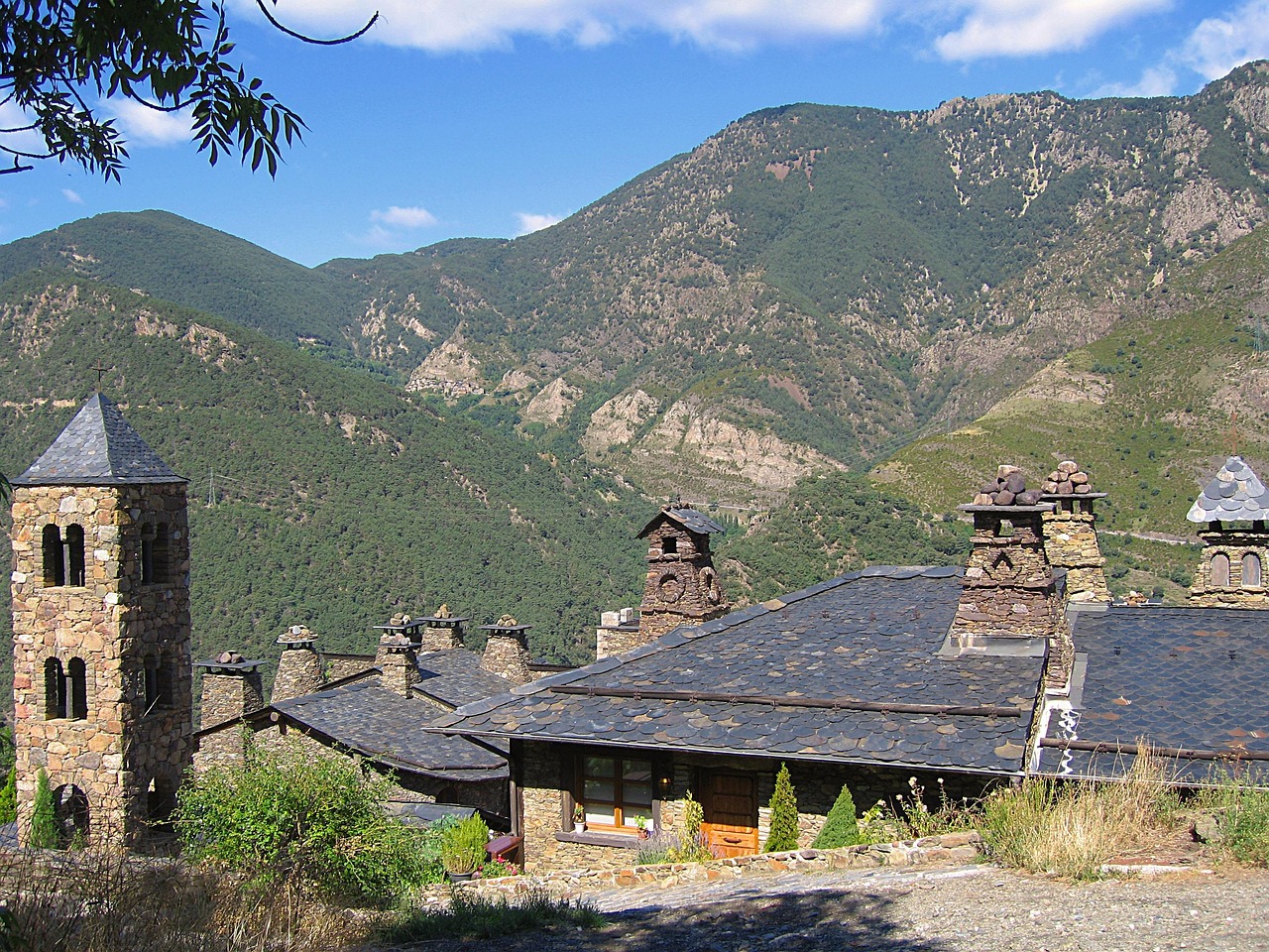 Cerni Escalé (1987) és un dels joves de menys de quaranta anys que han creat un nou partit andorrà, Concòrdia. Politòleg de la Universitat Pompeu Fabra de Barcelona, màster en dret europeu a París (SciencPo) i en administracions públiques a Nova York (Columbia), i amb sis anys d’experiència al Banc Mundial, explica en aquesta entrevista que la principal preocupació del nou partit és la pèrdua de qualitat de vida a Andorra, la qual atribueixen a la venda de patrimoni andorrà a immobiliàries estrangeres, que han inflat el preu de l’habitatge. Però també estan preocupats per la sostenibilitat i el deteriorament del paisatge. Escalé, actual secretari general del Comú d’Escaldes, comença l’entrevista parlant dels seus orígens familiars i formatius. D’on ve el nom de Cerni? Em dic Cerni perquè el meu besavi se’n deia. És un nom molt pirinenc. Porto un nom que és andorrà, que em vehicula al país i al meu besavi, una persona amb un compromís social i amb el país. El cordó umbilical amb el país l’he notat sempre. Cerni ve de Sadurní, i imagino que l’ètim és Saturn. Som uns vint-i-cinc a Andorra. A què es dedicava la vostra mare? Mestra d’escola. I el meu pare era esquiador, monitor d’esquí, de tenis. Es va guanyar la vida donant classes. Us polititzeu a casa? A l’escola andorrana, on hi ha una noció de compromís amb el país. És una escola que trenca la física educativa, que diu que l’ensenyament públic el crea l’estat. Doncs aquí van ser un grup de pares que pensaven que havia d’existir un ensenyament propi al país, que no fos el francès ni l’espanyol. La corresponsabilitat cap al país ve de l’escola, i també de les converses a casa amb la meva mare i el meu pare. L’escola va tenir un factor molt important. Éreu bon estudiant? Em va anar bé a l’escola i a la universitat. Vaig començar fent polítiques a Barcelona (Universitat Pompeu Fabra) i després vaig fer un màster en dret europeu a París (SciencePo) amb una beca de la Generalitat. De París, als Estats Units (Columbia), amb una beca Fullbright, i allà m’enamoro d’una noia nord-americana, ara la meva ex-parella, i també m’enamoro de l’ensenyament més obert de la universitat americana. Als Estats Units em surt l’oportunitat de quedar-me a l’agència de ràting Moody’s un any. En acabat, torno a Andorra, passo el concurs públic per a entrar al Ministeri d’Afers Exteriors i al de Presidència, durant la reforma de competències. Fins que deixo la feina al govern i me’n vaig a viure al Carib.
