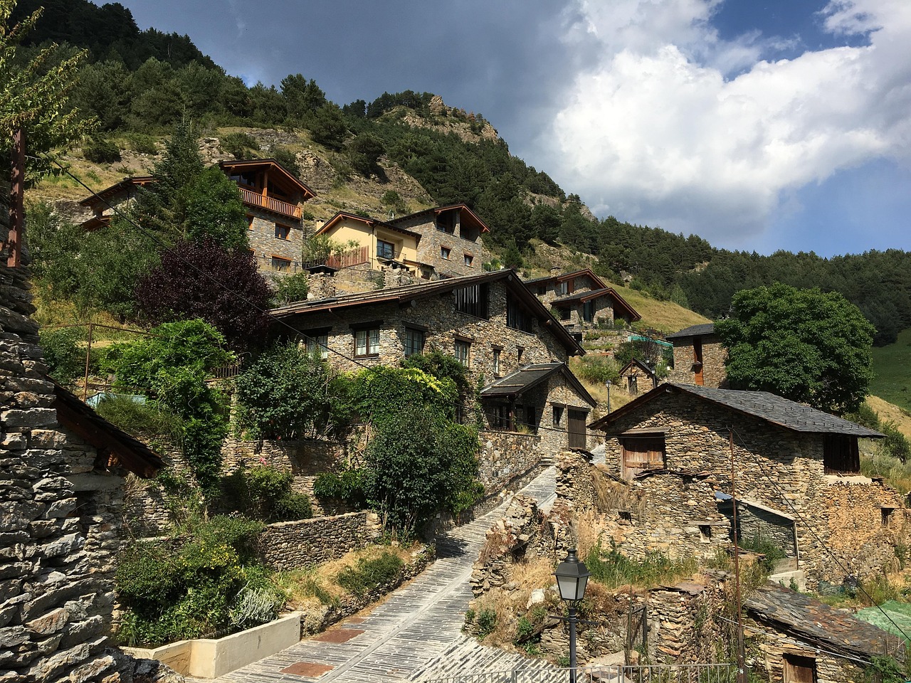 La xifra ha augmentat un 68% des del 2013, quan hi havia 278 establiments L’any 2017 es va tancar amb 405 establiments dedicats a activitats relacionades amb el sector immobiliari treballant al Principat. Una xifra que, segons el Departament d’Estadística, ha augmentat en els darrers sis anys un 68,6%, havent-hi el 2013 un total de 278 establiments. Pel que fa a la xifra total, el 2014 va augmentar un 3,5%, passant a ser 289, i a partir d’aquí el creixement ha estat al voltant del 10%. L’any amb més creixement va ser el 2017, on es van passar de 352 a 405, el que suposa un creixement del 13%. Del 2013 al 2017, el nombre d’establiments que van cessar el negoci va ser de 65. La davallada més gran es va dur a terme entre el 2014 i el 2015, quan en el primer any van deixar d’operar 19 establiments i al segon any van abaixar la persiana 9. Fins al 2017, les baixes han anat creixent amb mesura, produint-se 10 al 2016 i 12 al 2017.  El president de l’AGIA, Jordi Galobardas, defineix el 2017 com el primer any d’una «certa recuperació» en sintonia a les xifres que disposen de Catalunya. Per al 2018, tot i que Estadística publicarà les xifres a la primavera, des de l’AGIA fan una previsió similar, encara que reconeixen que «hauria d’anar en detriment» perquè «és un nombre més que suficient». Creixement de les transaccions  El 2018 es va tancar amb un increment del 5% en el nombre de transaccions immobiliàries, segons Estadística. El creixement és menor al de l’any passat, que es va situar en el 10%, i lluny de la xifra del 2016, quan les transaccions immobiliàries van augmentar un 23%. La Massana ha estat la parròquia amb un major increment (16%), seguida d’Andorra la Vella (15,8%). Al seu torn, Escaldes és l’única en què el nombre de transaccions del 2018 ha estat menor que el 2017, amb un 21% de decreixement.