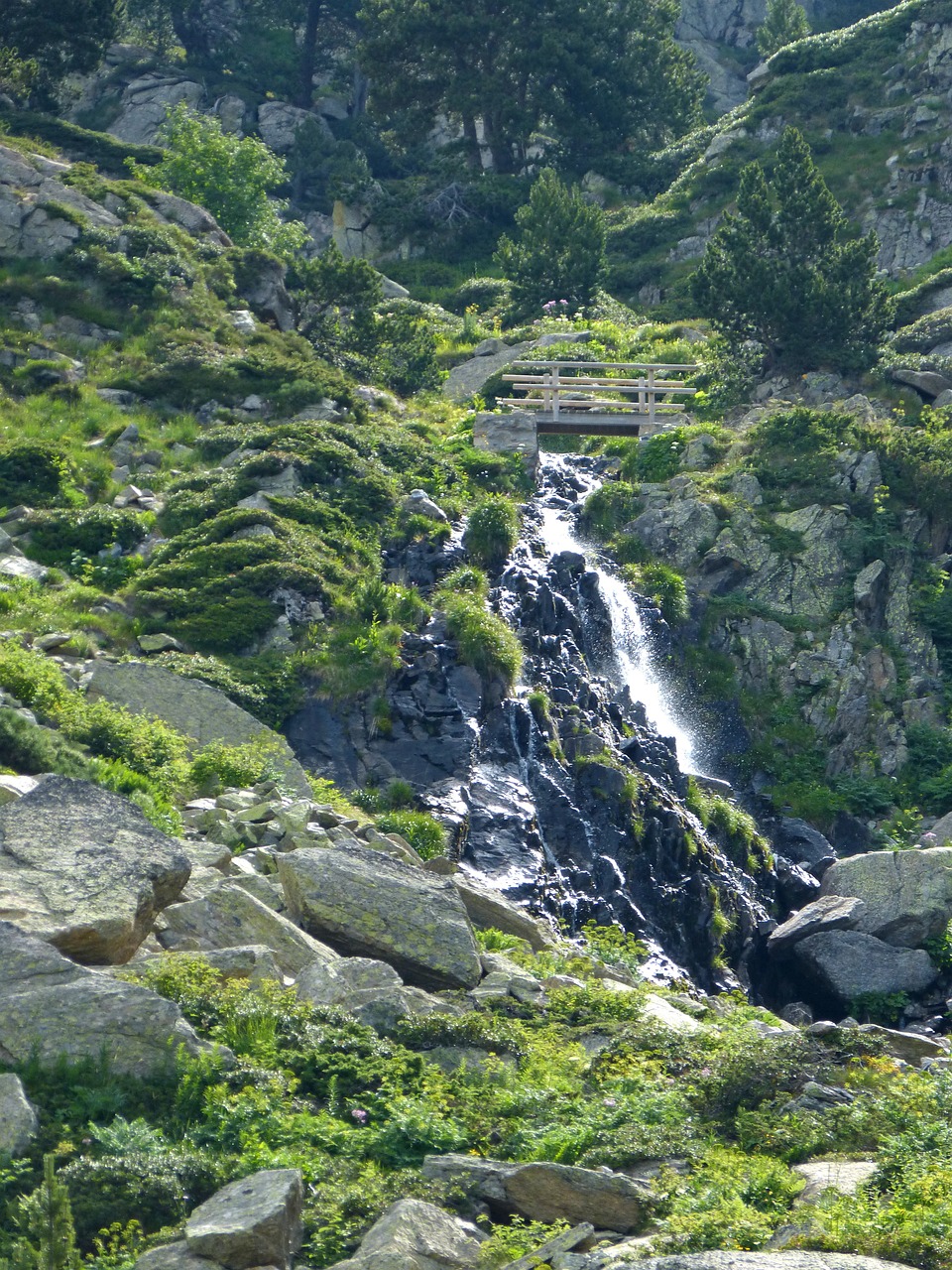 Le marché résidentiel andorran semble en croissance constante. Selon les données d'idealista, en janvier 2024, le prix moyen de l'immobilier en Andorre s'élevait à 4 582 €/m2, soit 14,4 % de plus qu'en janvier 2023 (4 005 €), un record historique.Les prix de l’immobilier dans ce pays ont augmenté de près de 50 % depuis 2019, avec l’apparition de la pandémie de COVID-19. Concrètement, en janvier 2019, le prix moyen des logements en Andorre était de 3 112 €/m2. C'est-à-dire qu'en janvier 2024, il y a eu une augmentation de 47,2 %. Évolution des prix de l’immobilier en Andorre Cette augmentation des prix de l'immobilier en Andorre est générale et affecte l'ensemble du pays, même si certaines zones ont connu des hausses plus notables que d'autres. Les Escaldes arrivent en tête des surfaces qui ont le plus augmenté l'année dernière, passant de 4 737 €/m2 en janvier 2023 à 5 689 € en janvier 2024, soit une augmentation sur un an de 20,1 % et 52,6 % depuis janvier 2019 (3 728 €).Vient ensuite La Massana, avec un prix moyen de 4 221 €/m2 en janvier 2024 et une augmentation sur un an de 13,7 %, puisqu'en janvier 2023 il s'élevait à 3 714 €/m2.En revanche, Encamp est la zone où les prix de l'immobilier ont le plus augmenté depuis janvier 2019, avec une augmentation de 53,3 % depuis cette année-là, passant de 2 668 €/m2 à 4 090 €/m2 en janvier 2024.Les zones où les hausses d'une année sur l'autre sont les plus faibles (aucune d'entre elles n'a vu les prix baisser) sont Andorre-la-Vieille (5 %), où les prix de l'immobilier s'élèvent à 5 032 €/m2 et Encamp (9,5 %). Les zones les plus chères et les moins chères pour vivre en Andorre Selon idealista, la zone avec les propriétés les plus chères des Pyrénées est Les Escaldes (5 689 €/m2). Elle est suivie par Andorre-la-Vieille (5 032 €/m2) et, de loin, par La Massana (4 221 €/m2).Quant aux zones les moins chères, Sant Julia de Loria possède les logements les moins chers, avec un prix moyen de 3 694 €/m2 en janvier 2024. Elle est suivie par Encamp (4 090 €/m2) et Canillo (4 100 €/m2). Vivre en Andorre, une option de plus en plus populaire L'offre de logements en Andorre a augmenté de 6,5 % sur un an, mais a diminué de 7,1 % depuis janvier 2019, peut-être à cause de la pandémie, de nombreuses personnes envisageant de s'installer dans le pays.En outre, l’intérêt pour l’achat d’une maison en Andorre continue de croître de façon exponentielle, avec une augmentation d’une année sur l’autre de 3,5 % et une augmentation de 159,0 % depuis 2019. De combien d’argent avez-vous besoin pour vivre en Andorre ? Le coût de la vie en Andorre a considérablement augmenté au cours des quatre dernières années. L'inflation et la hausse des loyers ont été les principaux facteurs contribuant à cette augmentation. De ce fait, le coût minimum de la vie peut se situer entre 1 400 et 1 500 € par mois, soit environ 18 000 à 20 000 € par an.