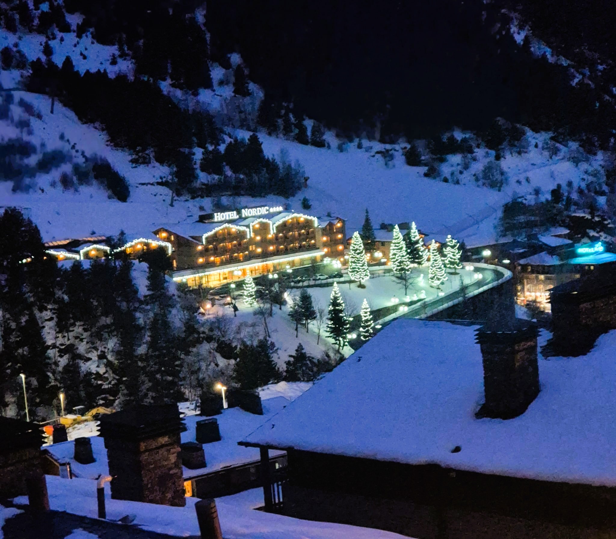 El Govern d'Andorra continua impulsant mesures per controlar el creixement poblacional d’Andorra amb l’aprovació de la nova quota general d’immigració. Aquest nou Reglament inclou aspectes que tenen com a objectiu el foment del creixement digerible i sostenible, sense deixar d’atendre les necessitats de treballadors per als diversos sectors econòmics del país. La nova quota d’autoritzacions de residència i treball i de treball fronterer és de 900 treballadors, dividida en dos reglaments 830 destinats a la quota general i 70 per a una quota especial de futbolistes professionals. Cal recordar que a principis de setembre el Govern ja va avançar una quota de 100 autoritzacions per a professions determinades i essencials que es restaran de la quota general que avui ha aprovat el Govern. Aquest fet garanteix que no hi hagi un increment desmesurat de les autoritzacions de treball. Entrant al detall dels requisits, el Reglament modifica l’apartat relatiu a la demanda d’experiència professional de les persones nacionals extracomunitàries, retornant a les condicions que hi havia abans de la pandèmia de la COVID-19. El sol·licitant d’una autorització d’immigració que no ha treballat mai per cap empresa andorrana amb anterioritat haurà de demostrar un mínim de 6 anys d’experiència professional (fins ara havia d’acreditar 4 anys) en la mateixa activitat laboral que pretén desenvolupar al Principat. Aquesta experiència professional haurà de ser demostrable amb certificats laborals i vida laboral oficial del país on ha treballat que ha d’estar degudament legalitzada. Així mateix, aquest requisit de 6 anys d’experiència s’anirà esglaonant en funció de les temporades que hagin treballat a Andorra de forma prèvia: Si ha treballat 1 temporada a Andorra ha d’acreditar 5 anys d’experiència a l’estranger. Si ha treballat 2 temporades a Andorra ha d’acreditar 4 anys d’experiència a l’estranger. Si ha treballat 3 temporades a Andorra ha d’acreditar 3 anys d’experiència a l’estranger. Si ha treballat 4 temporades a Andorra ha d’acreditar 2 anys d’experiència a l’estranger. Si ha treballat 5 temporades a Andorra ha d’acreditar 1 any d’experiència a l’estranger. Si ha treballat 6 temporades o més a Andorra no ha d’acreditar cap d’experiència suplementària. Per comptabilitzar una temporada, cal que l’empleat hagi treballat a Andorra com a mínim durant quatre mesos complets en la mateixa ocupació per a la qual sol·licita l’autorització d’immigració si es tracta de les temporades d’hivern, o durant tres mesos en cas d’haver treballat durant les temporades d’estiu. Finalment, convé recordar que d’acord amb les disposicions de la Llei de la llengua pròpia i oficial les persones que obtinguin l’autorització de residència i treball en mèrits d’aquesta quota hauran d’acreditar tenir el nivell A1 de català a la primera renovació i, el nivell A2 a la segona renovació. El contingent de la quota general estarà disponible a partir del proper 1 d’octubre. Contingent especial per a futbolistes professionals De forma paral·lela a l’aprovació de la quota general, el Govern aquest dimecres també ha aprovat un Reglament de quota general de les autoritzacions de residència i treball i de treball fronterer per l’ocupació de futbolista professional. Aquest quota concreta s’ha impulsat per donar resposta a les demandes de la Federació Andorrana de Futbol i de la Lliga Nacional de Futbol que no havien presentat les sol·licituds d’autorització d’immigració abans de final d’agost, moment en el qual es va exhaurir la quota aprovada al mes d’abril. Aquest fet ha suposat la impossibilitat de poder començar les competicions ja que certs equips no tenen jugadors que puguin ser inscrits a la Federació per disputar els partits. Aquesta quota és únicament per l’ocupació de futbolista professional amb un contingent de 70 autoritzacions, no ampliable, que, en aquest cas, entrarà en vigor el proper dilluns 29 de setembre. De la mateixa manera que amb la petita ampliació avançada que va obrir el Govern a principis de mes, les autoritzacions efectives que es facin d’aquesta quota de 70 es descomptaran del contingent del Reglament de la quota general per totes les altres ocupacions que el Govern ha aprovat avui.