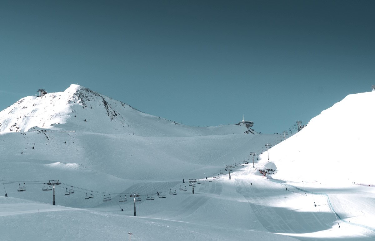 ❄️ ÇA Y EST, L'HIVER S'INSTALLE ! ❄️en Andorre. Pas de la Case. Première préparation de neige au Port d’Envalira (2408 m) et au Pas de la Case ce matin ! Les canons à neige tournent, les pistes de Grandvalira se parent de blanc, et le plus haut col des Pyrénées nous offre déjà son décor de carte postale. La saison de ski 2026/2027 approche à grands pas en Principauté d'Andorre. Vivre au pied des pistes, ce n'est pas un rêve, c'est un choix de vie. Ainsi, chez DELTA IMMO, on a le bien qui va avec la neige. Envie d'un pied-à-terre au Pas de la Case ? D'un investissement locatif pour la saison ? D’un appartement très bien équipé au pied des pistes ? On en parle ? 📍 DELTA IMMO ANDORRA - Votre expert immobilier au Pas de la Case & en Andorre #Andorra #PasDeLaCase #PortDenvalira #Grandvalira #Enneigement #PremiereNeige #SaisonDeSki #SkiAndorra #ImmobilierAndorre #DeltaImmo #AndorraBusiness #VivreEnAndorre